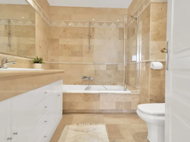 Located in the sought-after Elviria Hills community, this well-positioned 2-bedroom, 2-bathroom apartment offers stunning panoramic sea views and a full south-facing orientation. Situated in one of the best blocks of the development, this home provides a 