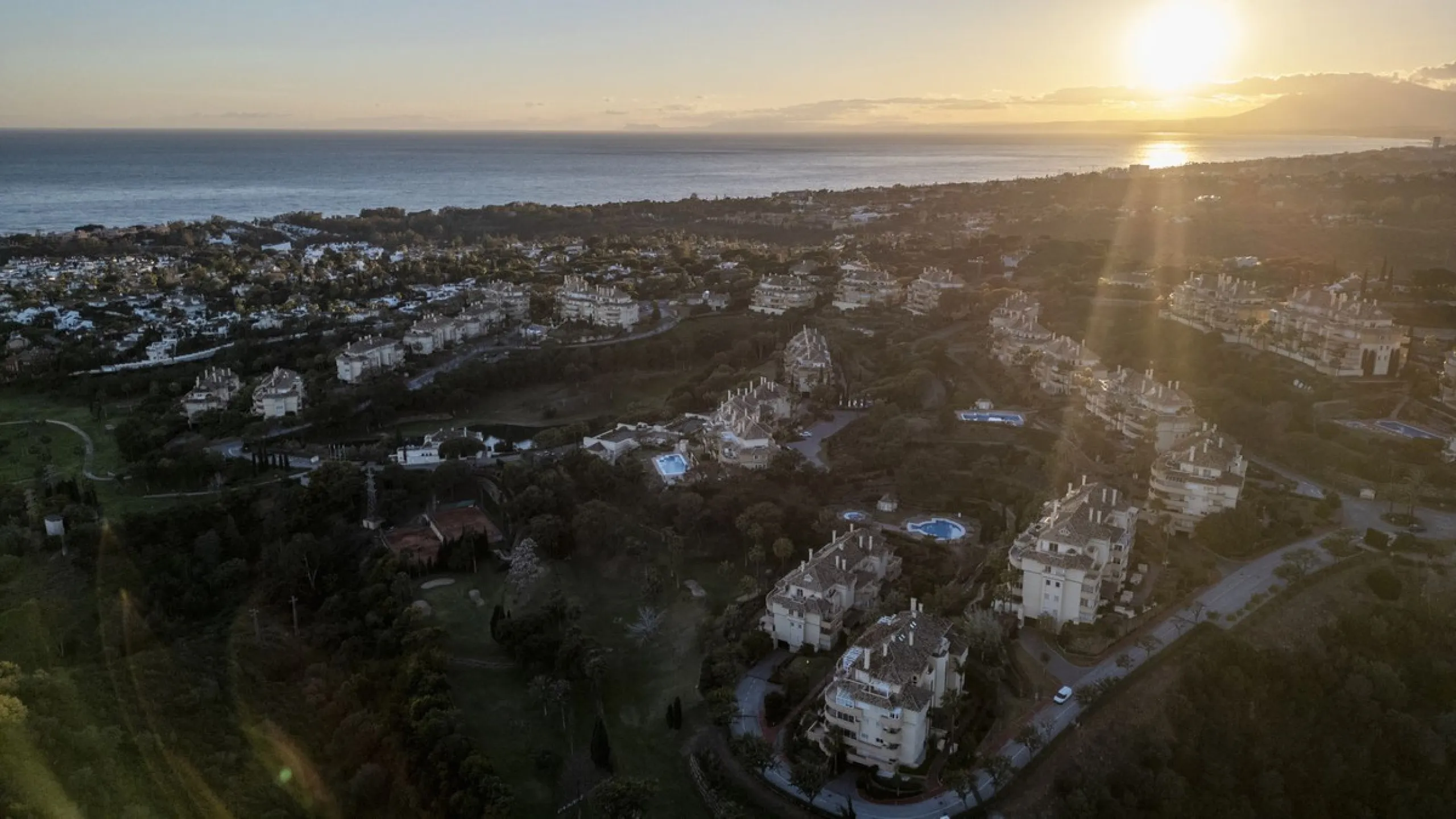 Located in the sought-after Elviria Hills community, this well-positioned 2-bedroom, 2-bathroom apartment offers stunning panoramic sea views and a full south-facing orientation. Situated in one of the best blocks of the development, this home provides a 