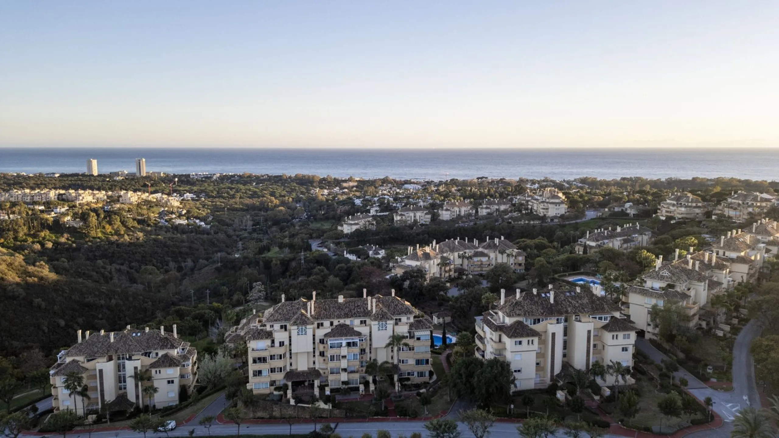 Located in the sought-after Elviria Hills community, this well-positioned 2-bedroom, 2-bathroom apartment offers stunning panoramic sea views and a full south-facing orientation. Situated in one of the best blocks of the development, this home provides a 