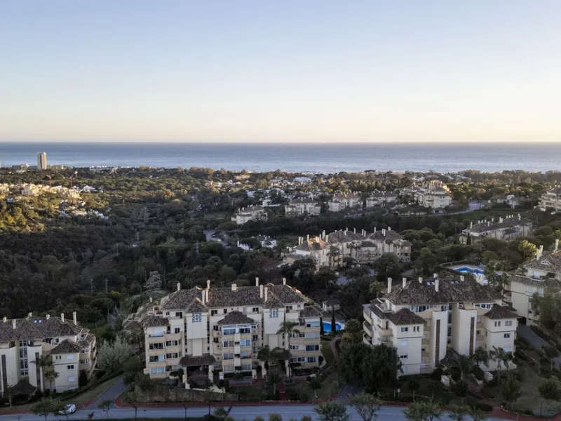 Located in the sought-after Elviria Hills community, this well-positioned 2-bedroom, 2-bathroom apartment offers stunning panoramic sea views and a full south-facing orientation. Situated in one of the best blocks of the development, this home provides a 
