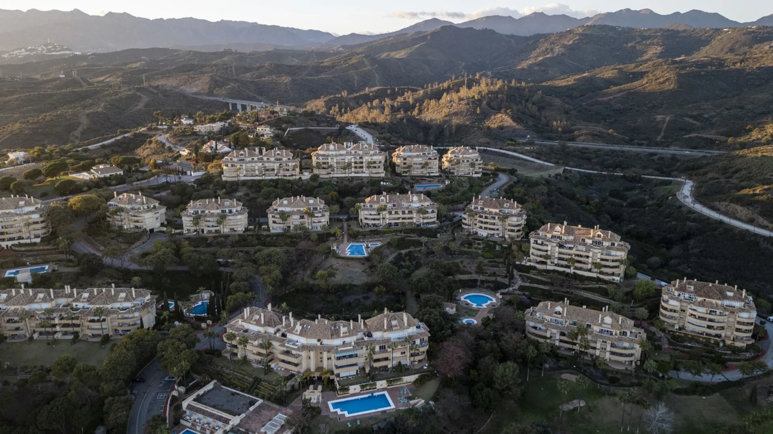 Located in the sought-after Elviria Hills community, this well-positioned 2-bedroom, 2-bathroom apartment offers stunning panoramic sea views and a full south-facing orientation. Situated in one of the best blocks of the development, this home provides a 