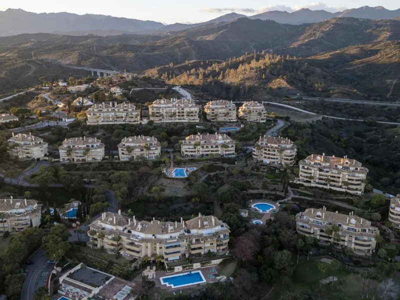 Located in the sought-after Elviria Hills community, this well-positioned 2-bedroom, 2-bathroom apartment offers stunning panoramic sea views and a full south-facing orientation. Situated in one of the best blocks of the development, this home provides a 