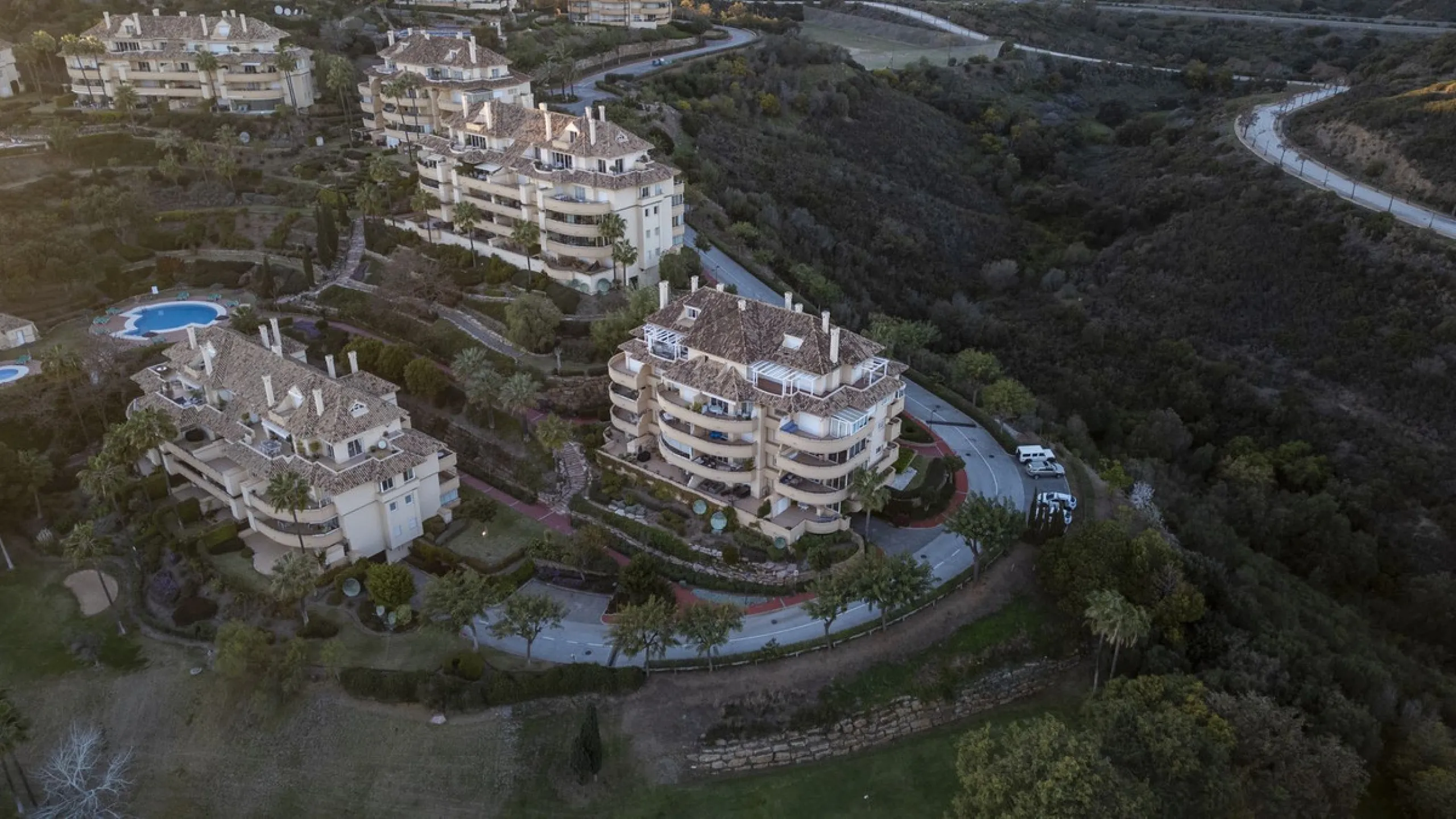 Located in the sought-after Elviria Hills community, this well-positioned 2-bedroom, 2-bathroom apartment offers stunning panoramic sea views and a full south-facing orientation. Situated in one of the best blocks of the development, this home provides a 