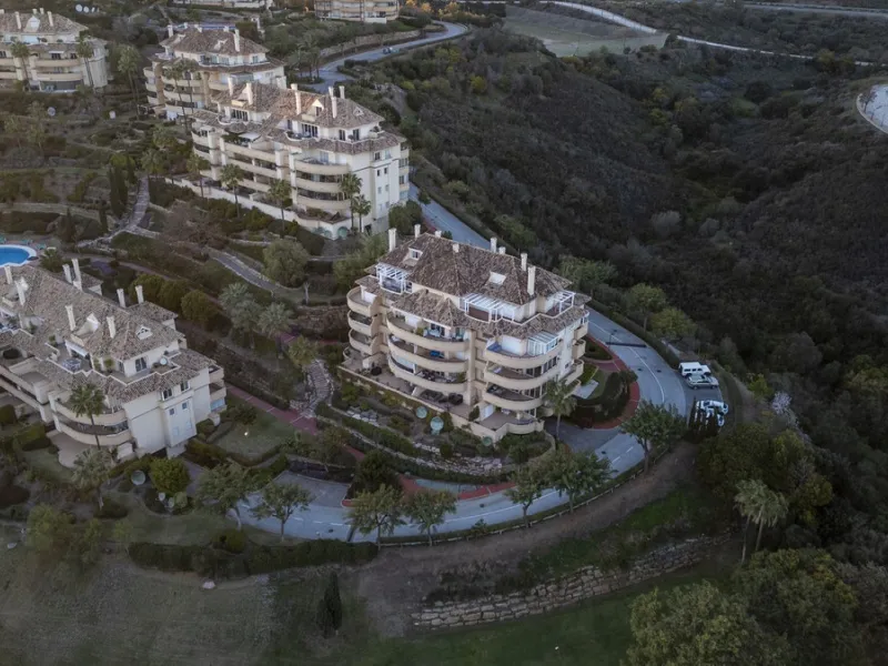 Located in the sought-after Elviria Hills community, this well-positioned 2-bedroom, 2-bathroom apartment offers stunning panoramic sea views and a full south-facing orientation. Situated in one of the best blocks of the development, this home provides a 