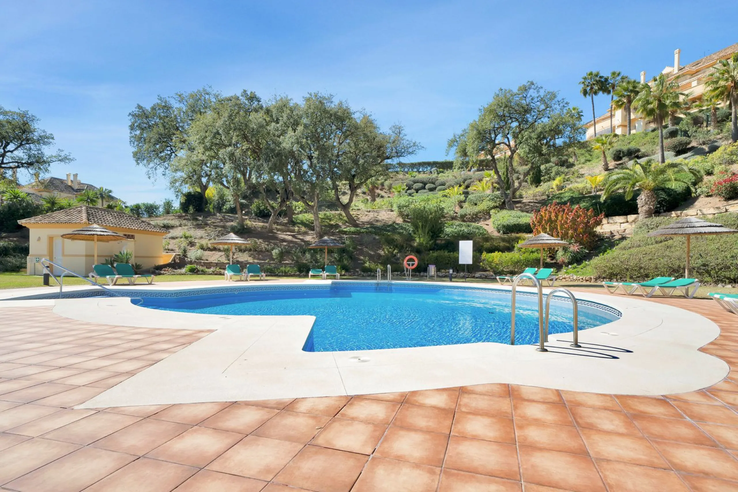 Located in the sought-after Elviria Hills community, this well-positioned 2-bedroom, 2-bathroom apartment offers stunning panoramic sea views and a full south-facing orientation. Situated in one of the best blocks of the development, this home provides a 