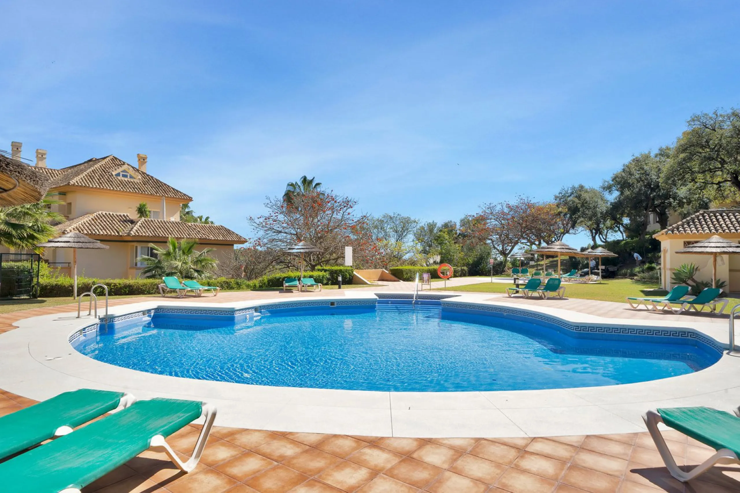 Located in the sought-after Elviria Hills community, this well-positioned 2-bedroom, 2-bathroom apartment offers stunning panoramic sea views and a full south-facing orientation. Situated in one of the best blocks of the development, this home provides a 