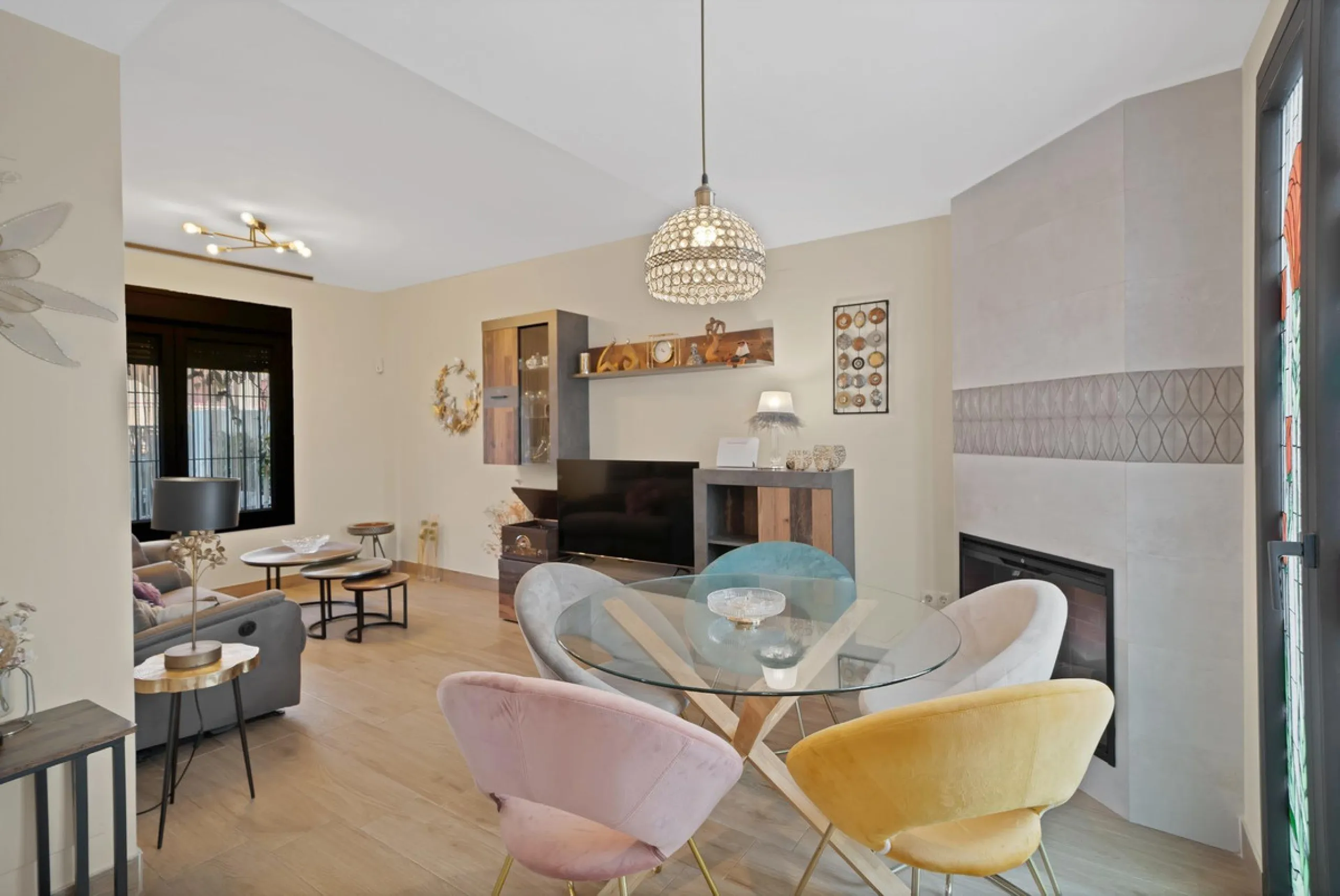 Located in the lower part of Torreblanca, one of the most highly valued areas of the Costa del Sol for its convenience and proximity to the sea, very close to the beach and without hills, this spectacular townhouse combines residential privacy with walkin