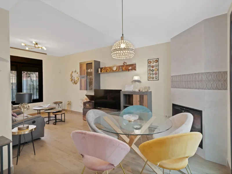 Located in the lower part of Torreblanca, one of the most highly valued areas of the Costa del Sol for its convenience and proximity to the sea, very close to the beach and without hills, this spectacular townhouse combines residential privacy with walkin