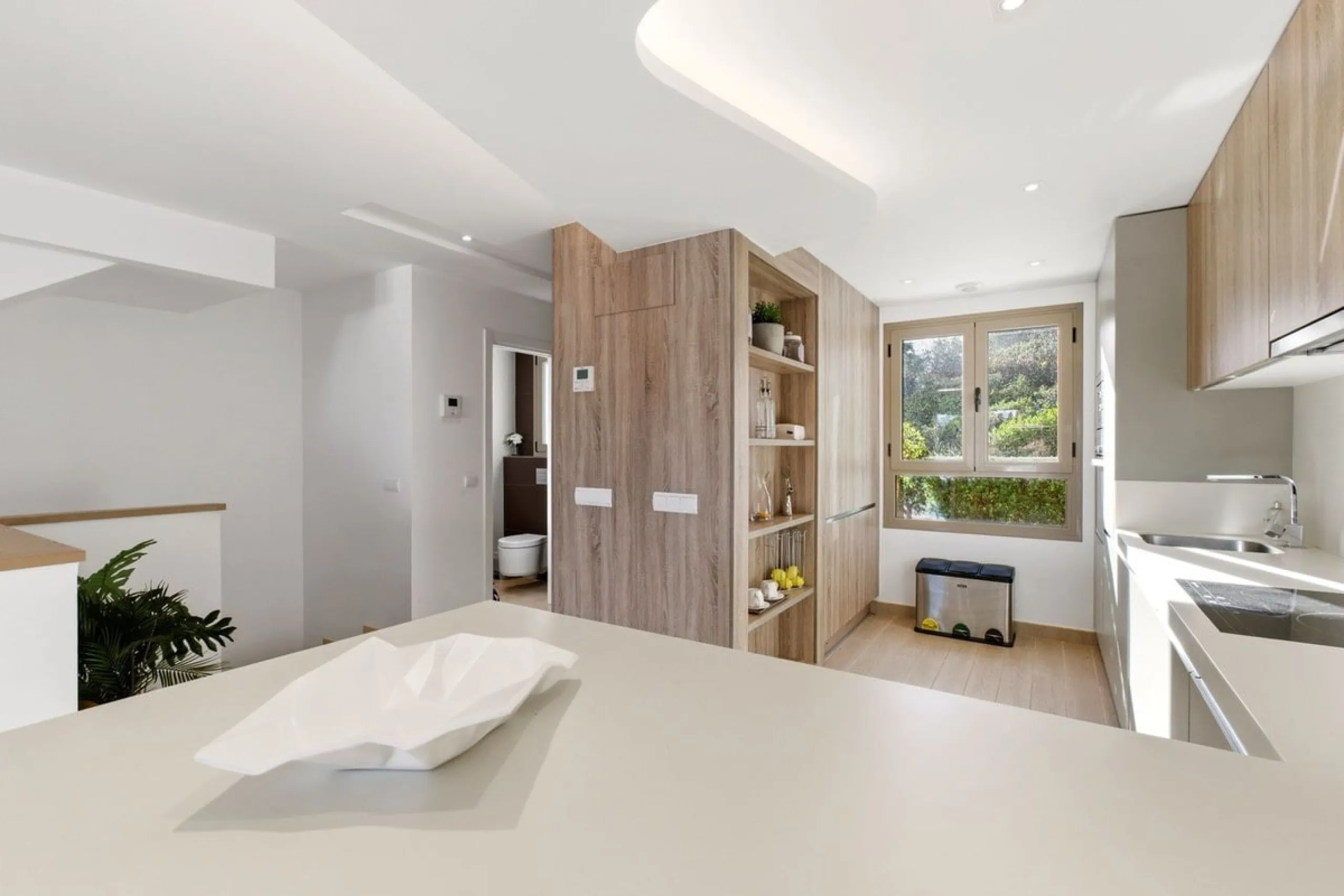 Dieses stilvolle Reihenhaus vereint Wohnraum, Natürlichkeit und modernes Design zu einem komfortablen Zuhause – ideal für den dauerhaften Wohnsitz oder als Ferienwohnung. Marmorböden und ein warmes, zeitgenössisches Ambiente zeichnen es aus