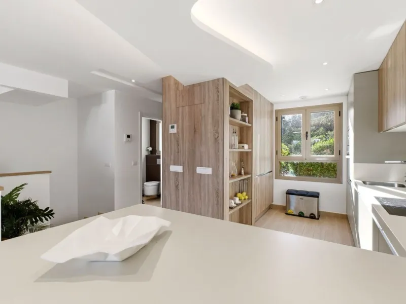 Dieses stilvolle Reihenhaus vereint Wohnraum, Natürlichkeit und modernes Design zu einem komfortablen Zuhause – ideal für den dauerhaften Wohnsitz oder als Ferienwohnung. Marmorböden und ein warmes, zeitgenössisches Ambiente zeichnen es aus
