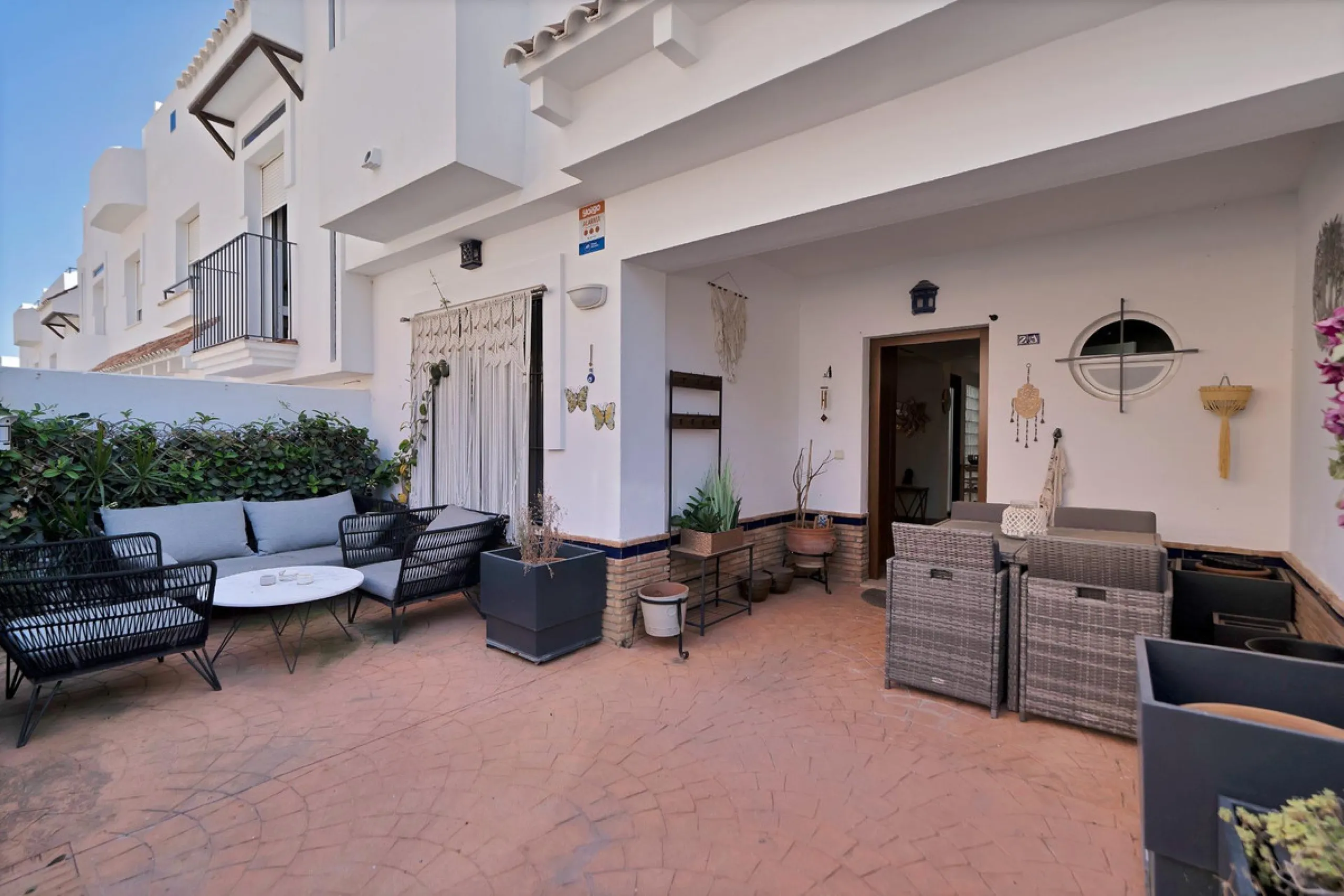 Located in the lower part of Torreblanca, one of the most highly valued areas of the Costa del Sol for its convenience and proximity to the sea, very close to the beach and without hills, this spectacular townhouse combines residential privacy with walkin