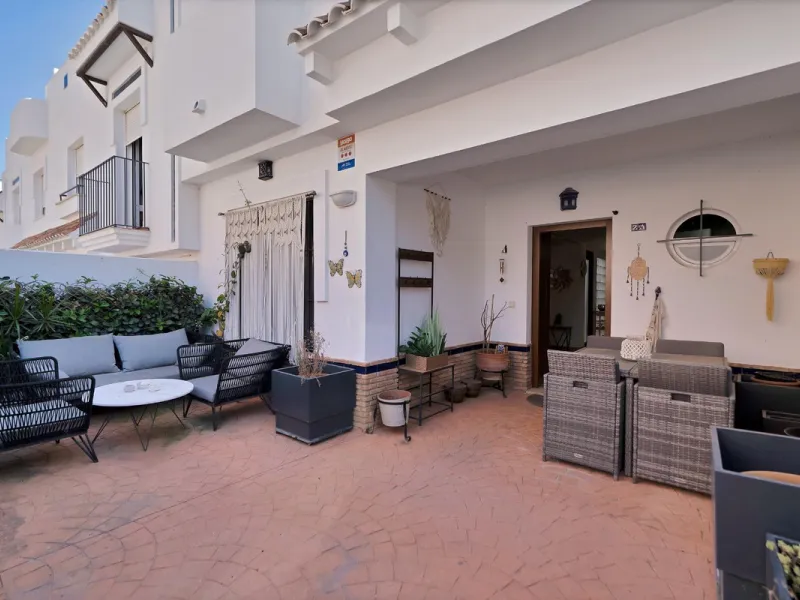 Located in the lower part of Torreblanca, one of the most highly valued areas of the Costa del Sol for its convenience and proximity to the sea, very close to the beach and without hills, this spectacular townhouse combines residential privacy with walkin