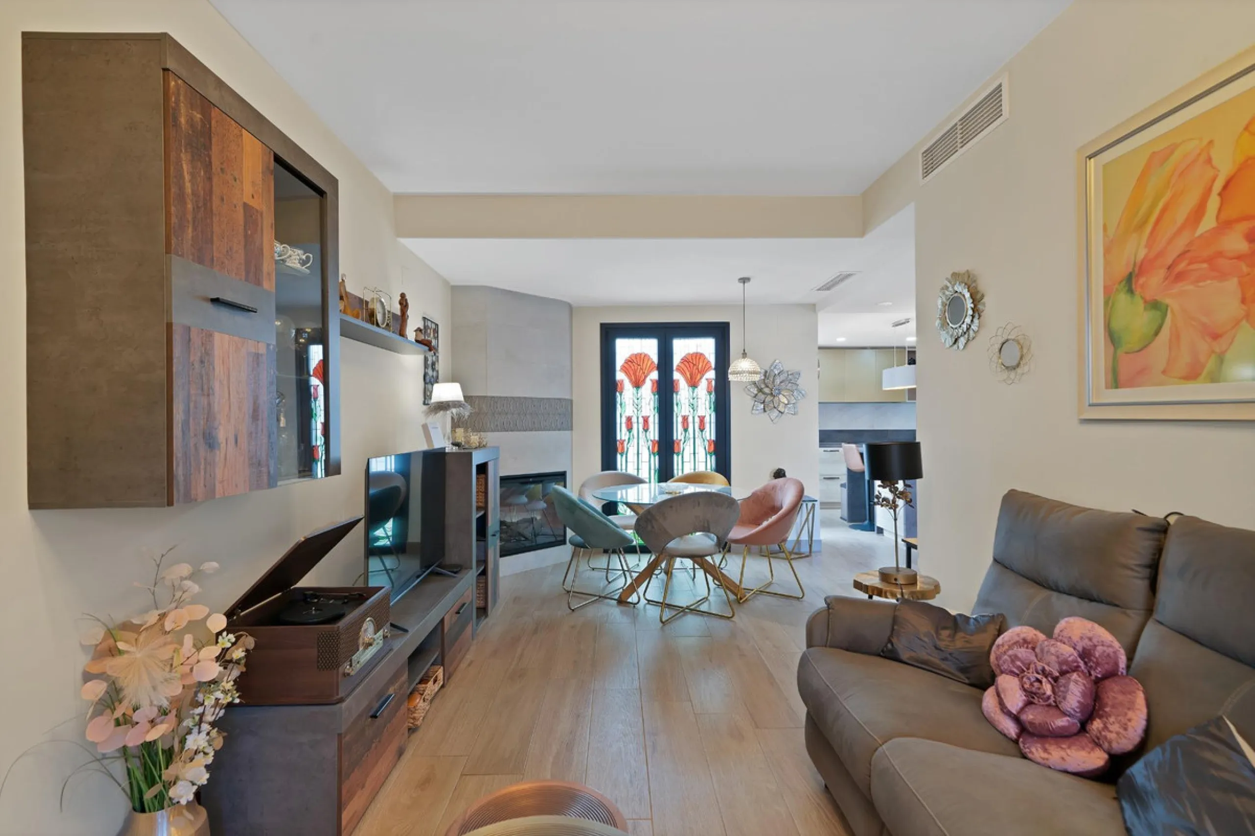 Located in the lower part of Torreblanca, one of the most highly valued areas of the Costa del Sol for its convenience and proximity to the sea, very close to the beach and without hills, this spectacular townhouse combines residential privacy with walkin