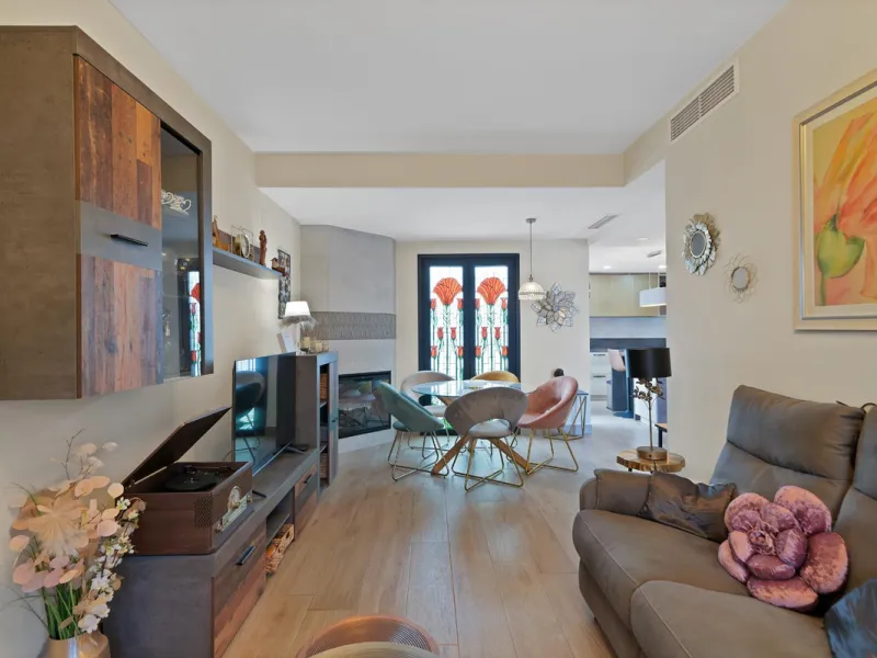 Located in the lower part of Torreblanca, one of the most highly valued areas of the Costa del Sol for its convenience and proximity to the sea, very close to the beach and without hills, this spectacular townhouse combines residential privacy with walkin