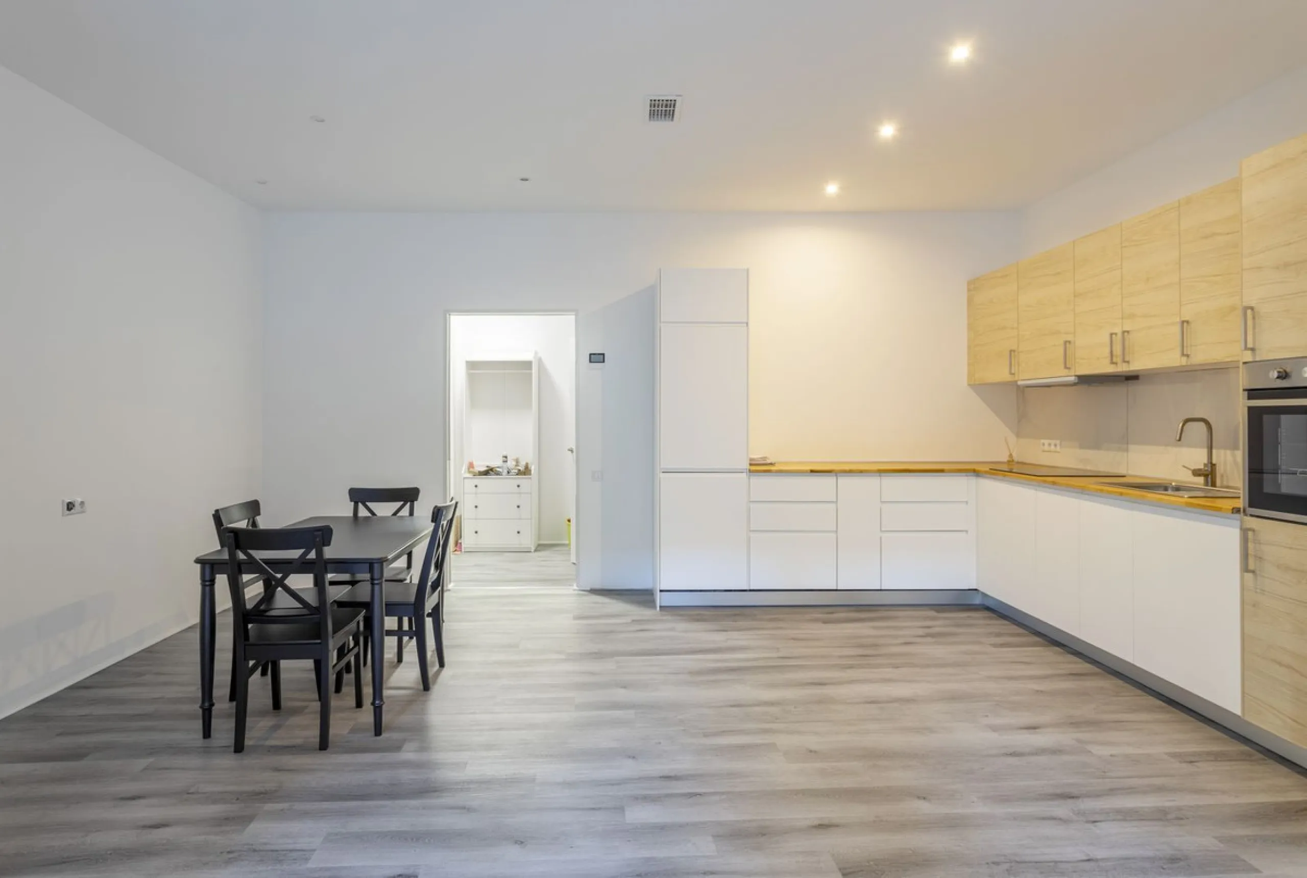 We present you this outstanding property located in the heart of Fuengirola, comprising two well-designed 1-bedroom, 1-bathroom apartments. It was recently fully renovated, including updated electrical systems and plumbing.  Situated just a minute's walk 