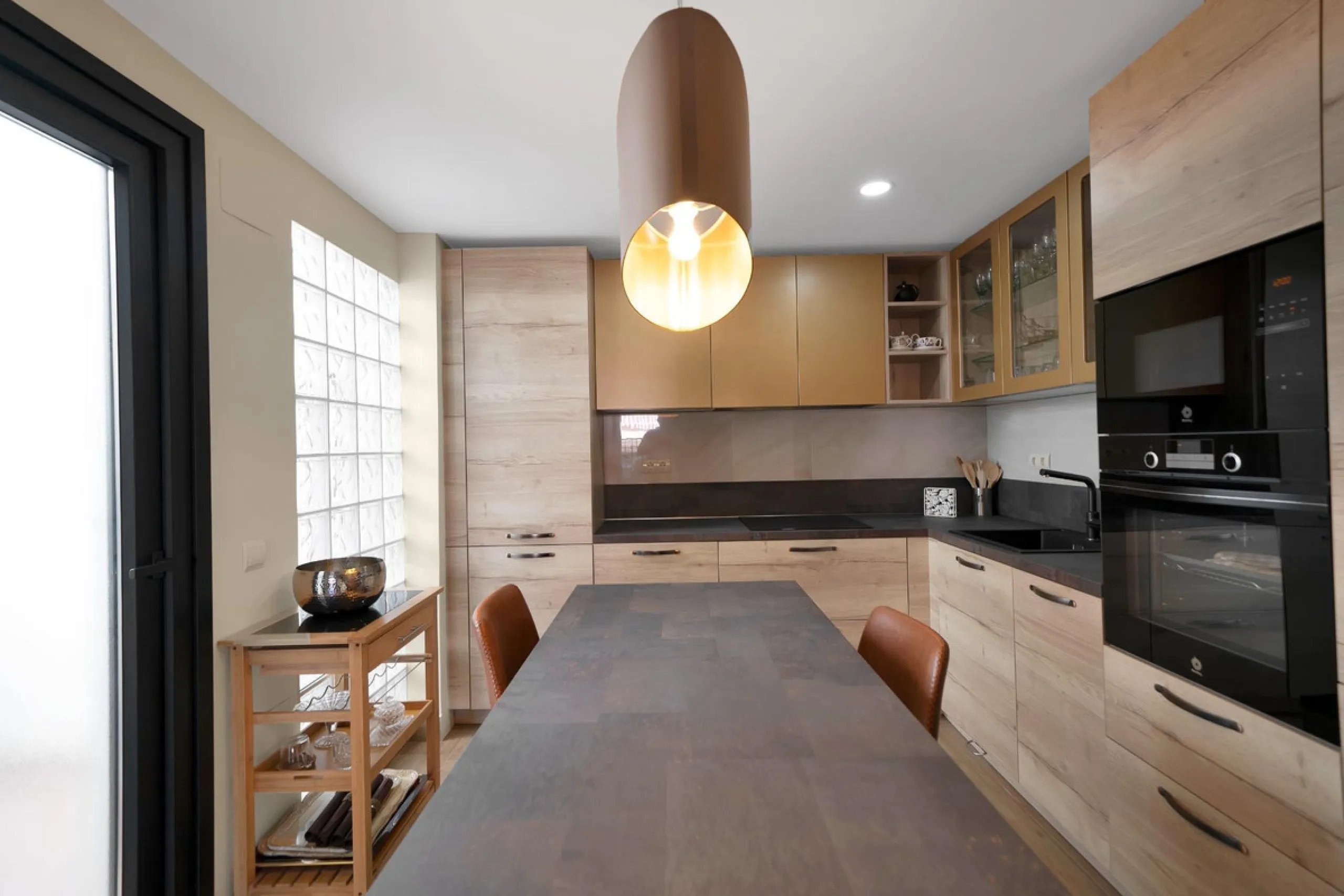 Located in the lower part of Torreblanca, one of the most highly valued areas of the Costa del Sol for its convenience and proximity to the sea, very close to the beach and without hills, this spectacular townhouse combines residential privacy with walkin