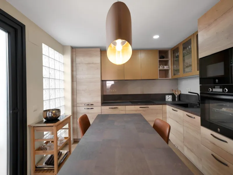 Located in the lower part of Torreblanca, one of the most highly valued areas of the Costa del Sol for its convenience and proximity to the sea, very close to the beach and without hills, this spectacular townhouse combines residential privacy with walkin