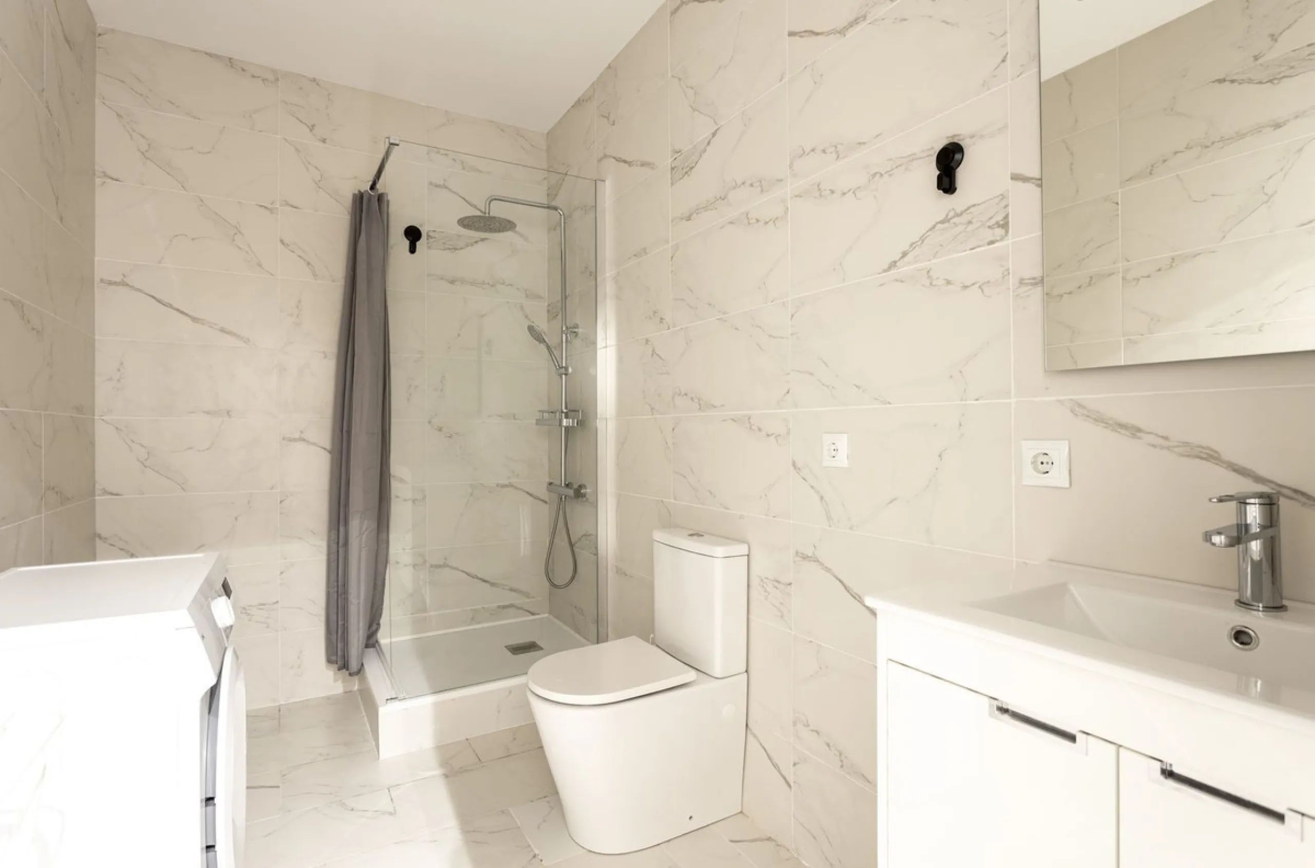 We present you this outstanding property located in the heart of Fuengirola, comprising two well-designed 1-bedroom, 1-bathroom apartments. It was recently fully renovated, including updated electrical systems and plumbing.  Situated just a minute's walk 
