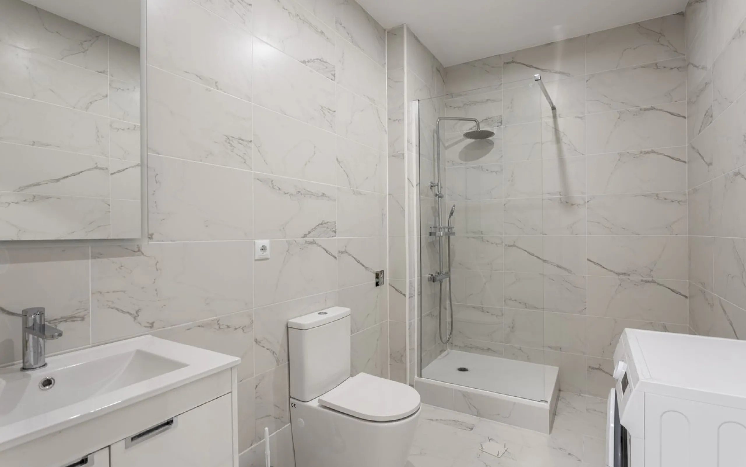 We present you this outstanding property located in the heart of Fuengirola, comprising two well-designed 1-bedroom, 1-bathroom apartments. It was recently fully renovated, including updated electrical systems and plumbing.  Situated just a minute's walk 