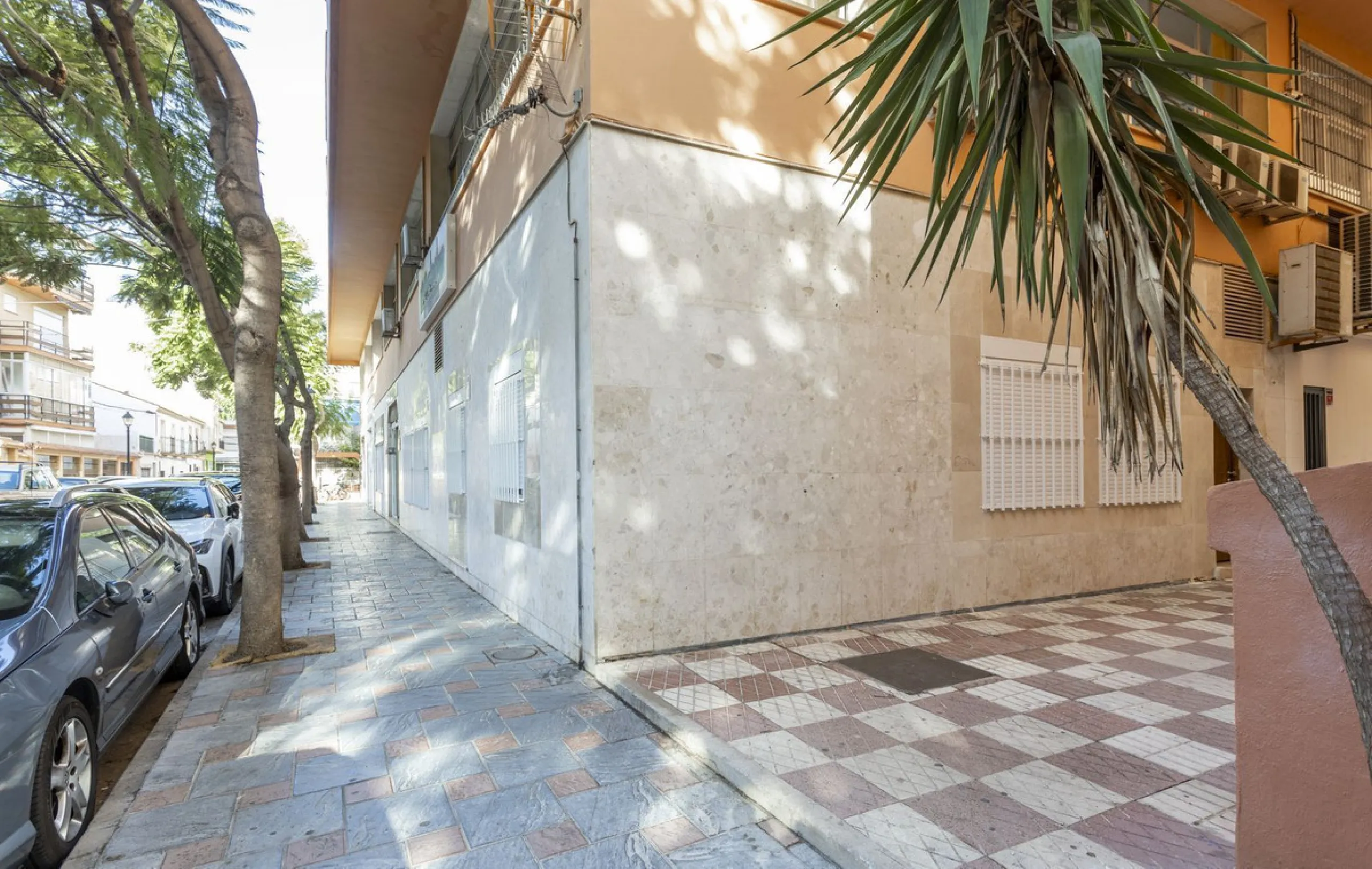 We present you this outstanding property located in the heart of Fuengirola, comprising two well-designed 1-bedroom, 1-bathroom apartments. It was recently fully renovated, including updated electrical systems and plumbing.  Situated just a minute's walk 