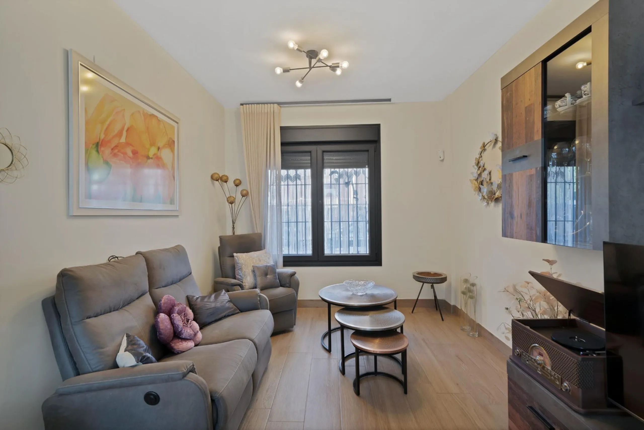 Located in the lower part of Torreblanca, one of the most highly valued areas of the Costa del Sol for its convenience and proximity to the sea, very close to the beach and without hills, this spectacular townhouse combines residential privacy with walkin