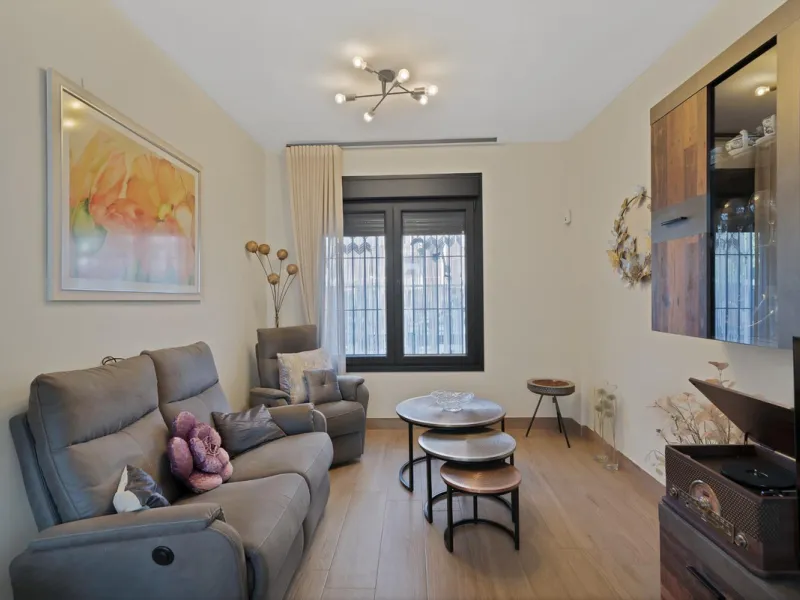 Located in the lower part of Torreblanca, one of the most highly valued areas of the Costa del Sol for its convenience and proximity to the sea, very close to the beach and without hills, this spectacular townhouse combines residential privacy with walkin