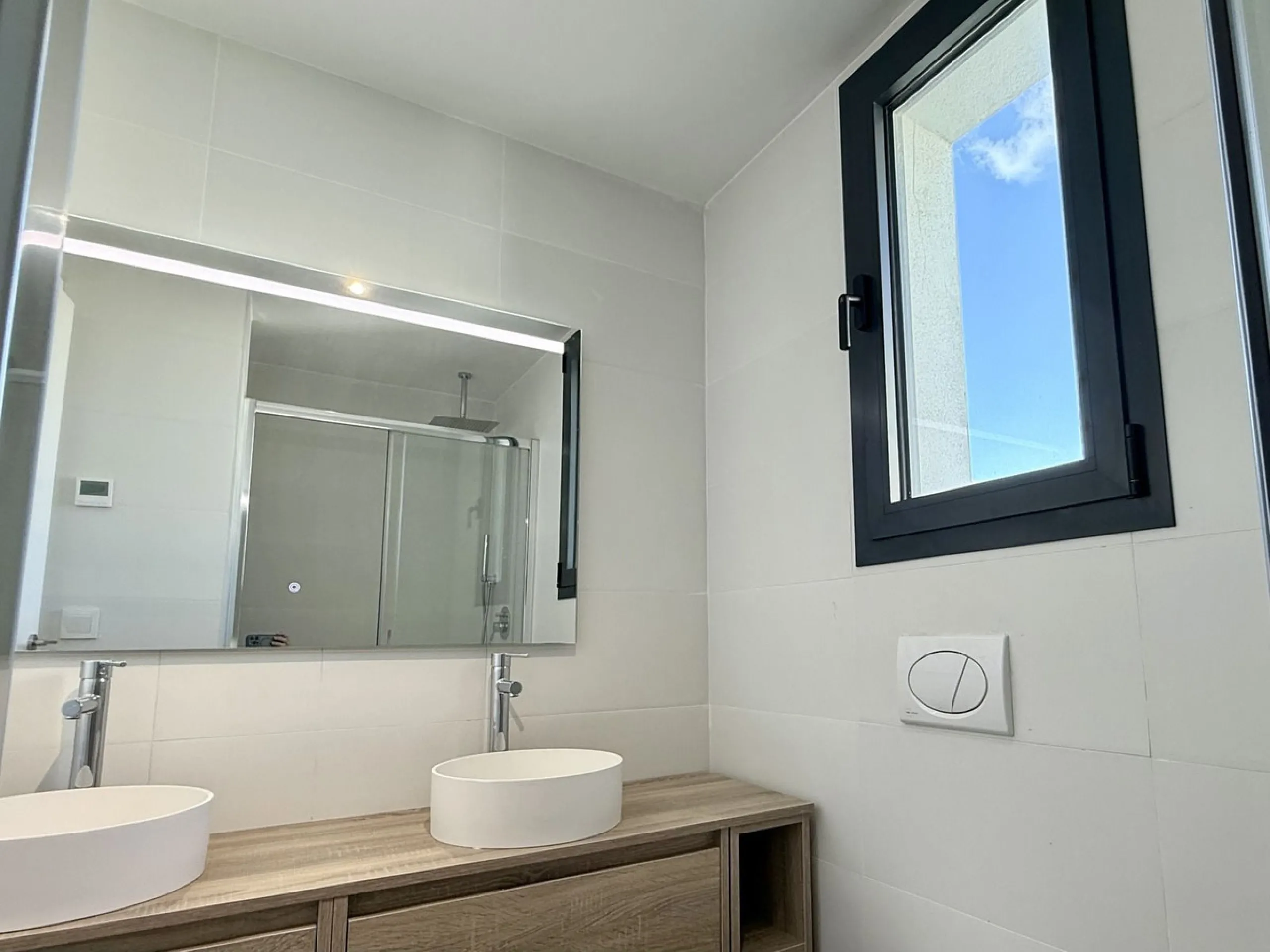 For Sale 3-bedroom, 2-bathroom apartment located in the newly developed Lomas 2 complex within Las Lomas del Higuerón, nestled in the heart of the Costa del Sol. ​