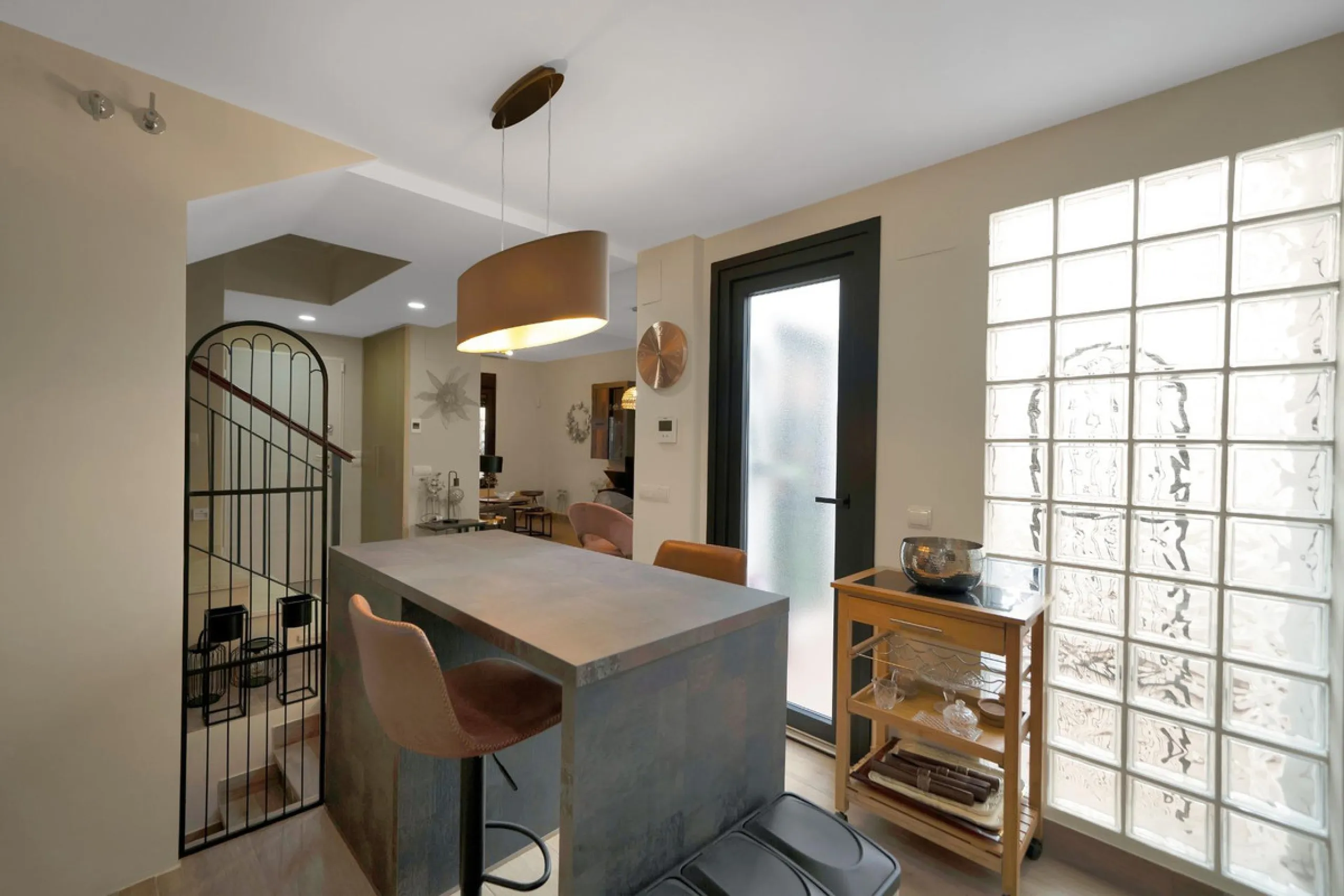 Located in the lower part of Torreblanca, one of the most highly valued areas of the Costa del Sol for its convenience and proximity to the sea, very close to the beach and without hills, this spectacular townhouse combines residential privacy with walkin