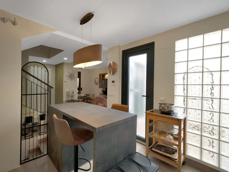 Located in the lower part of Torreblanca, one of the most highly valued areas of the Costa del Sol for its convenience and proximity to the sea, very close to the beach and without hills, this spectacular townhouse combines residential privacy with walkin