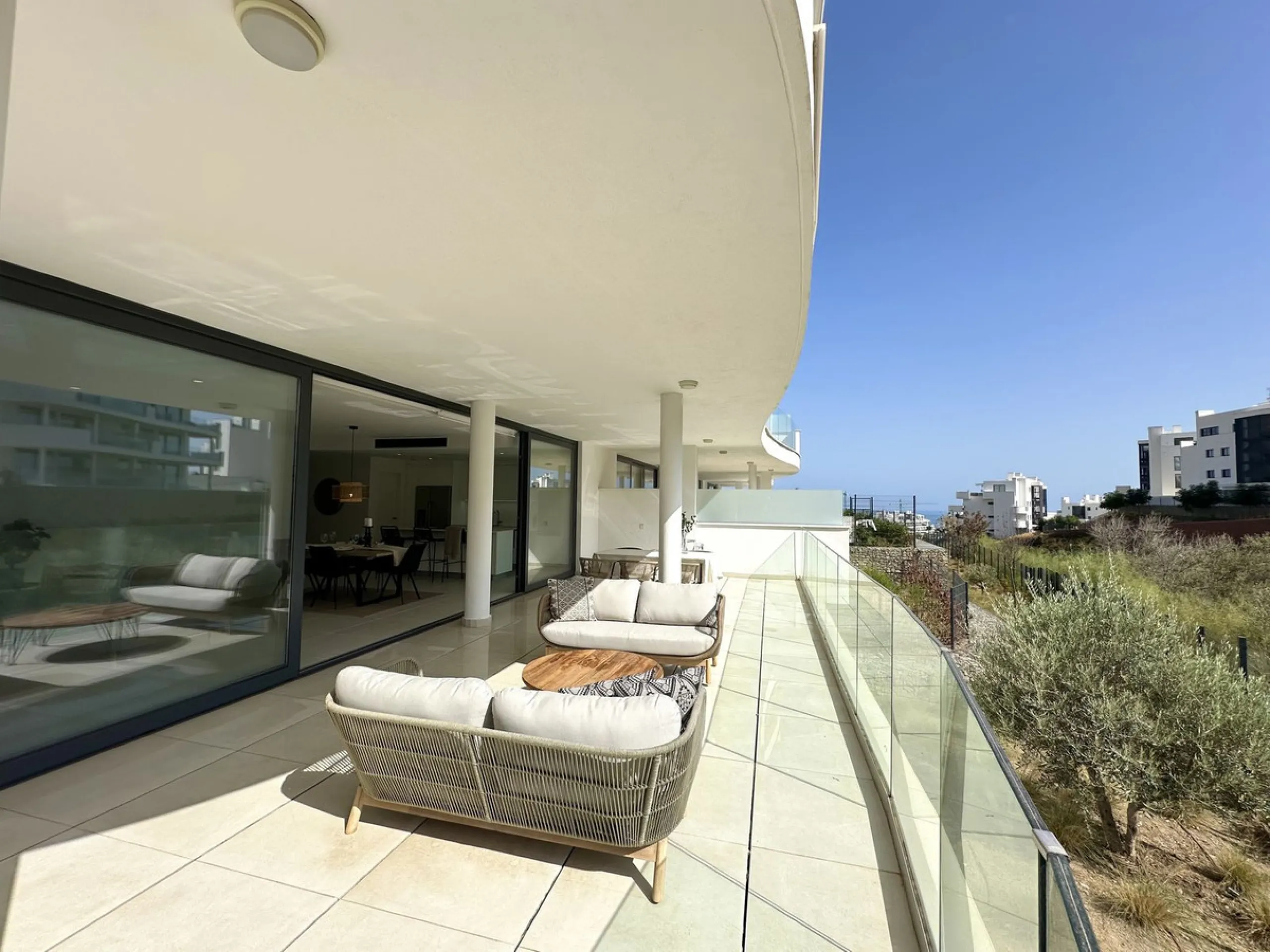 Welcome to this exclusive apartment in the highly sought-after La Reserva del Higuerón – a home that perfectly combines modern design with high comfort.