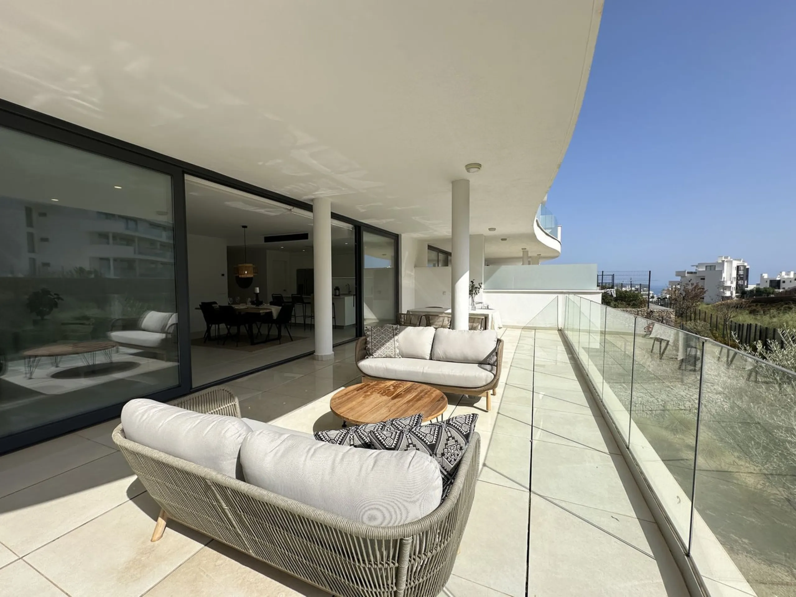 Welcome to this exclusive apartment in the highly sought-after La Reserva del Higuerón – a home that perfectly combines modern design with high comfort.