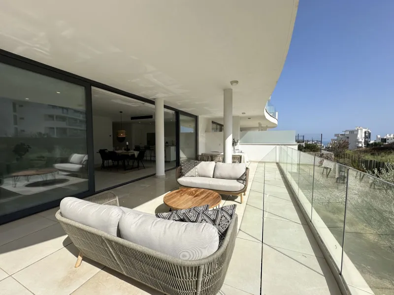 Welcome to this exclusive apartment in the highly sought-after La Reserva del Higuerón – a home that perfectly combines modern design with high comfort.