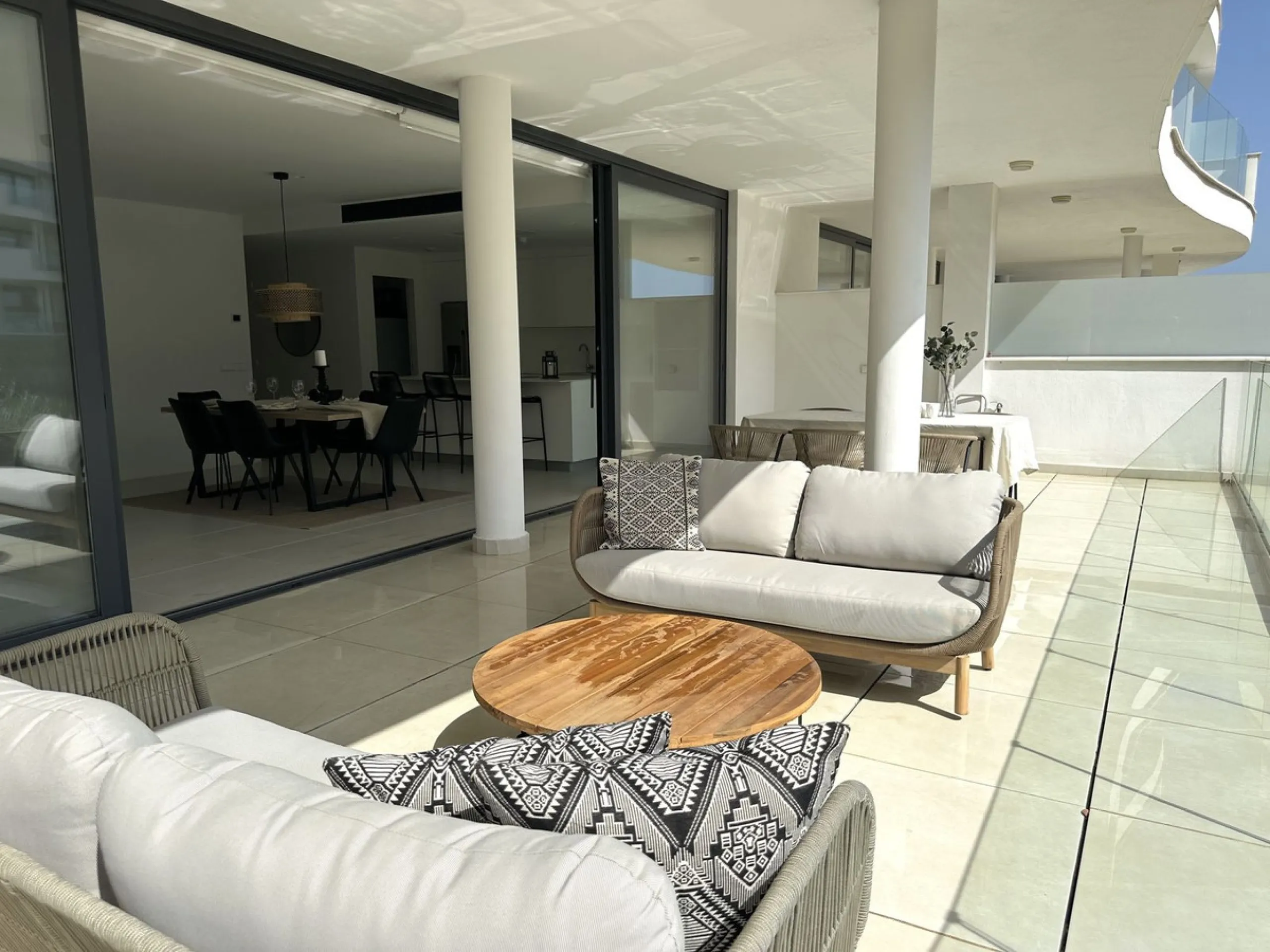 Welcome to this exclusive apartment in the highly sought-after La Reserva del Higuerón – a home that perfectly combines modern design with high comfort.