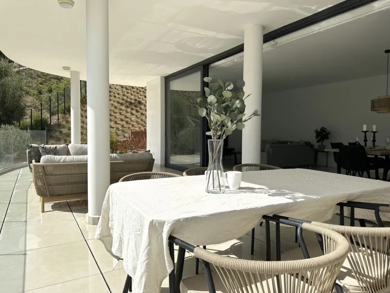 Welcome to this exclusive apartment in the highly sought-after La Reserva del Higuerón – a home that perfectly combines modern design with high comfort.