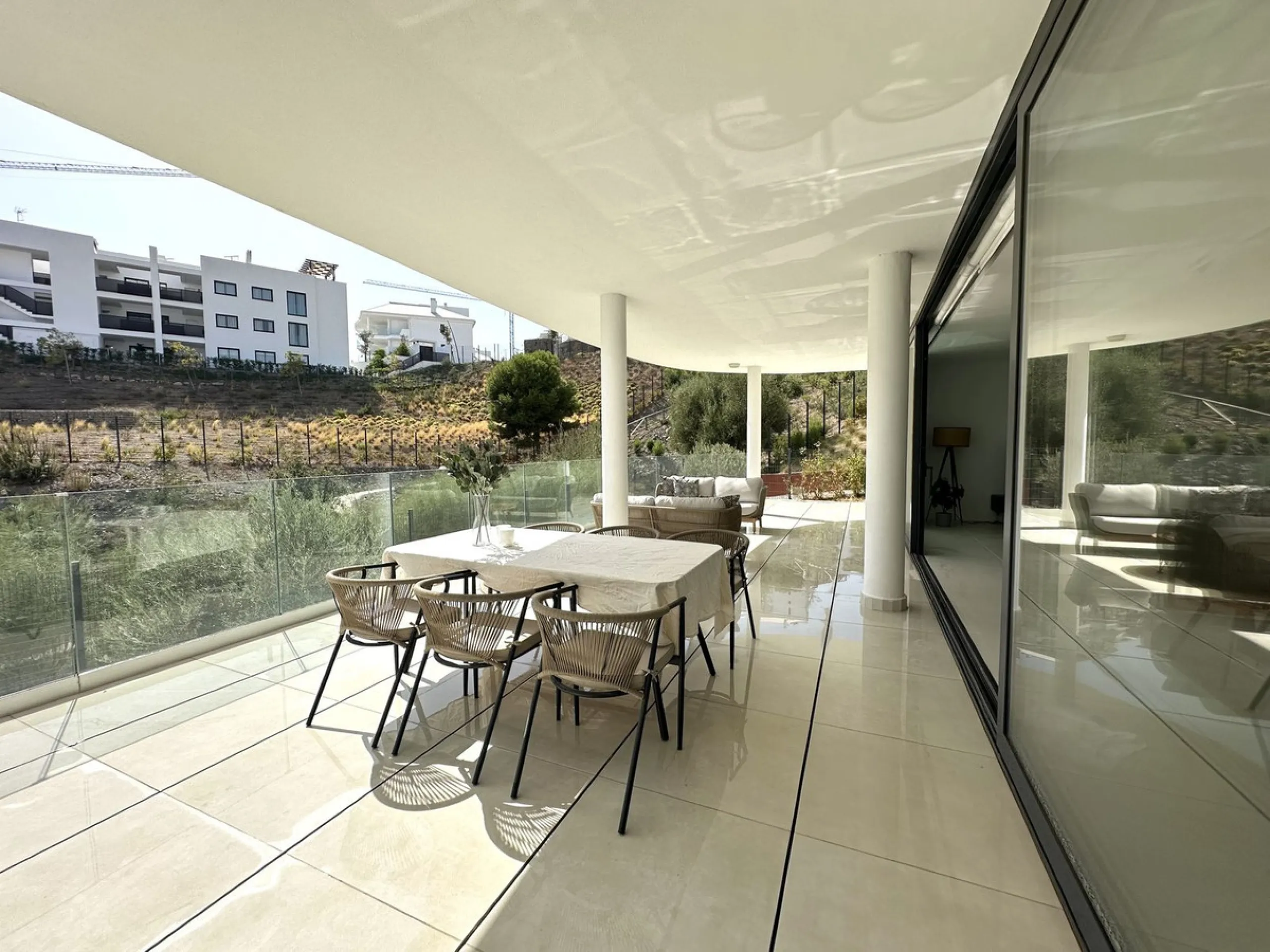 Welcome to this exclusive apartment in the highly sought-after La Reserva del Higuerón – a home that perfectly combines modern design with high comfort.