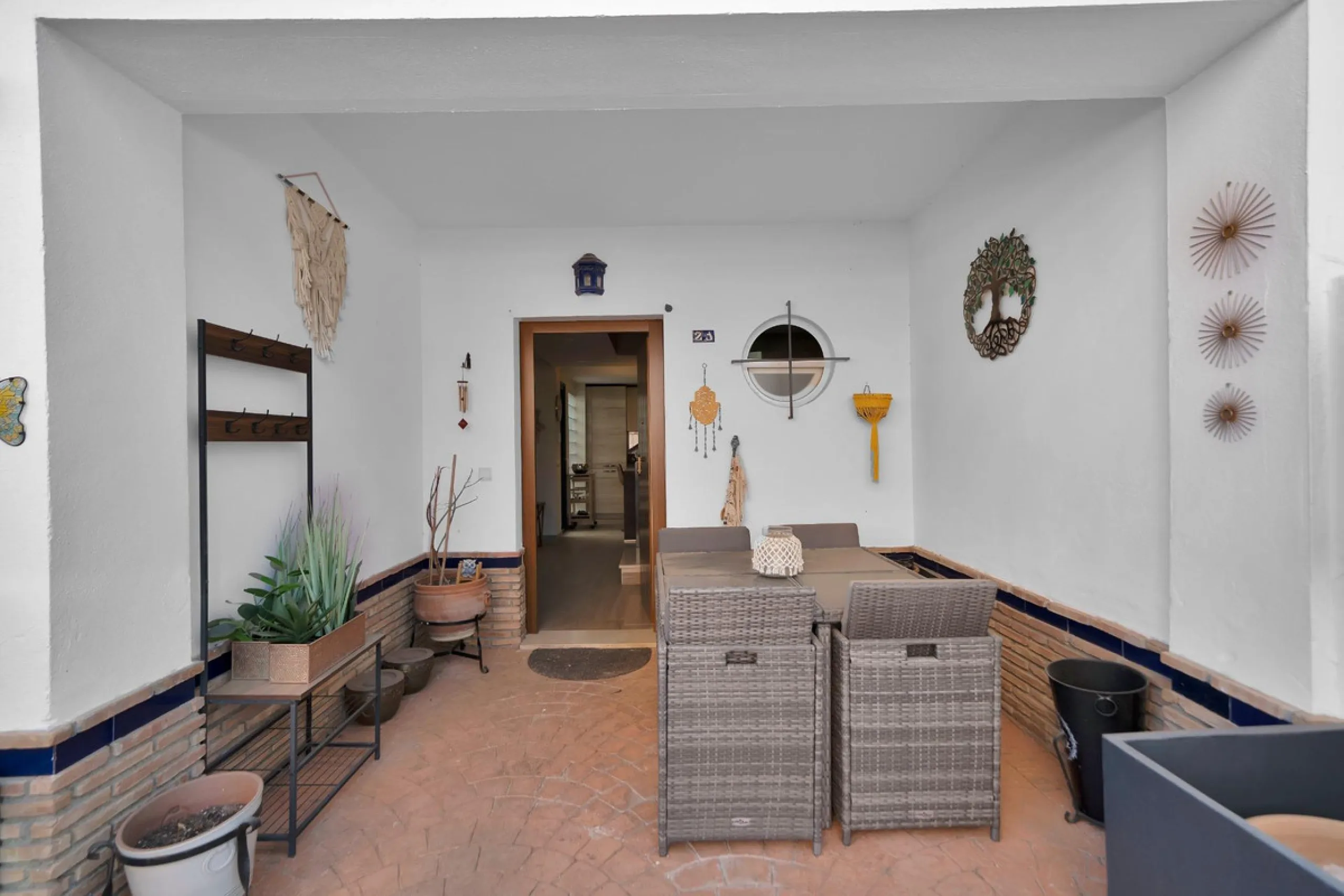 Located in the lower part of Torreblanca, one of the most highly valued areas of the Costa del Sol for its convenience and proximity to the sea, very close to the beach and without hills, this spectacular townhouse combines residential privacy with walkin