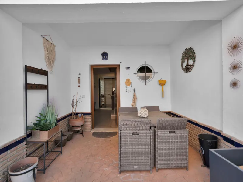 Located in the lower part of Torreblanca, one of the most highly valued areas of the Costa del Sol for its convenience and proximity to the sea, very close to the beach and without hills, this spectacular townhouse combines residential privacy with walkin