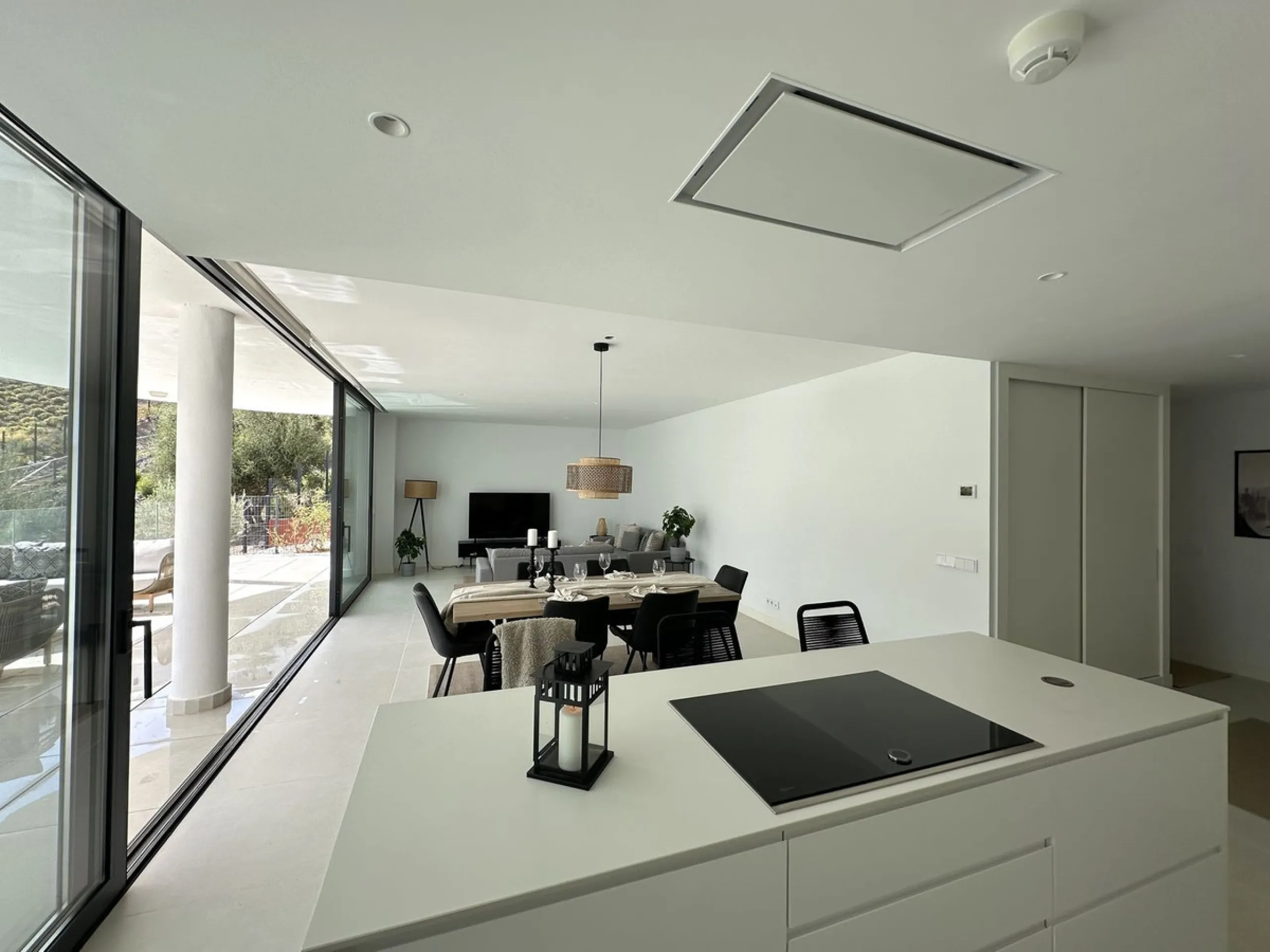 Welcome to this exclusive apartment in the highly sought-after La Reserva del Higuerón – a home that perfectly combines modern design with high comfort.