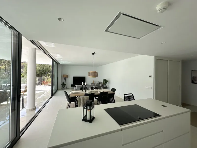 Welcome to this exclusive apartment in the highly sought-after La Reserva del Higuerón – a home that perfectly combines modern design with high comfort.