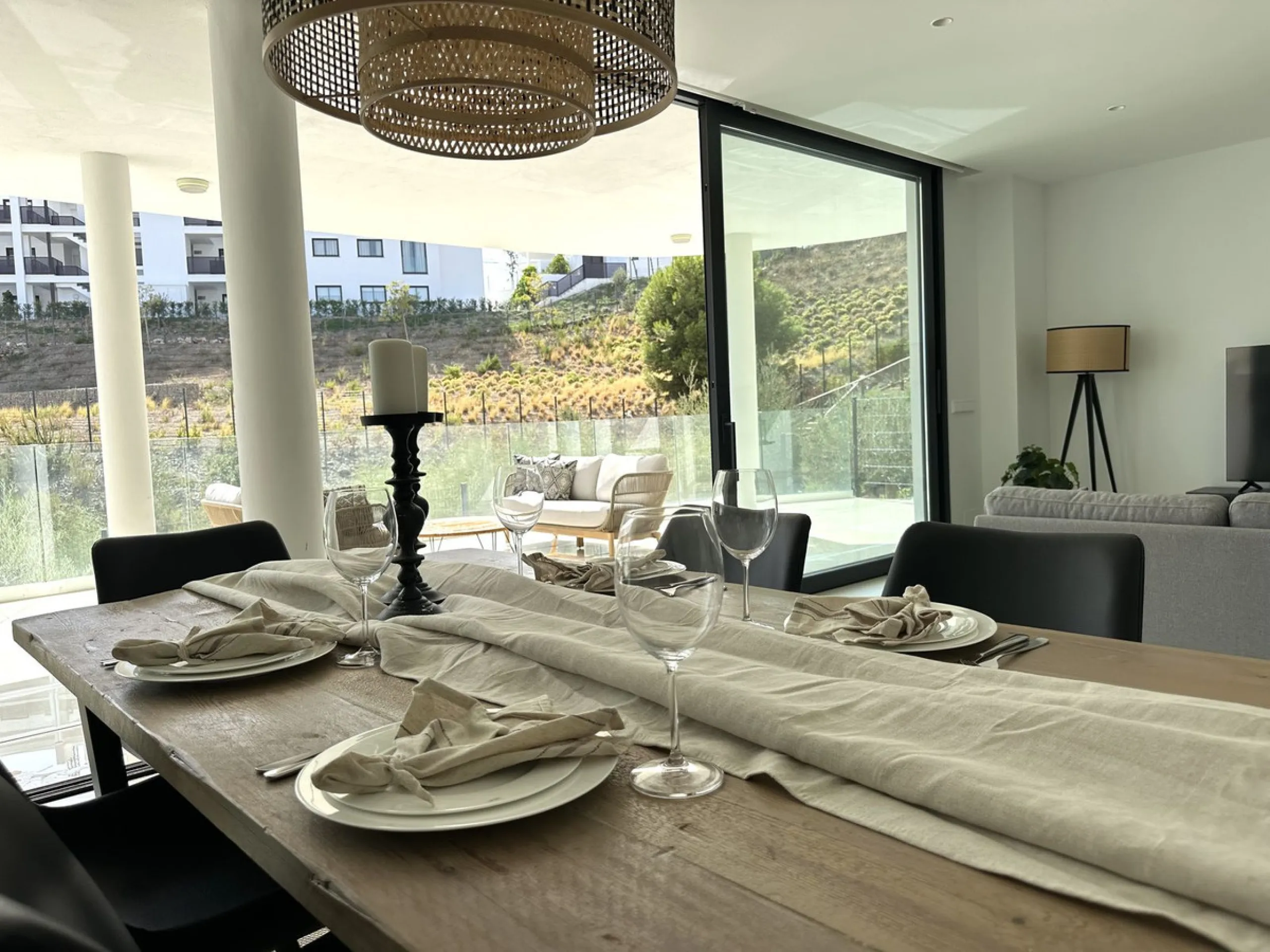 Welcome to this exclusive apartment in the highly sought-after La Reserva del Higuerón – a home that perfectly combines modern design with high comfort.