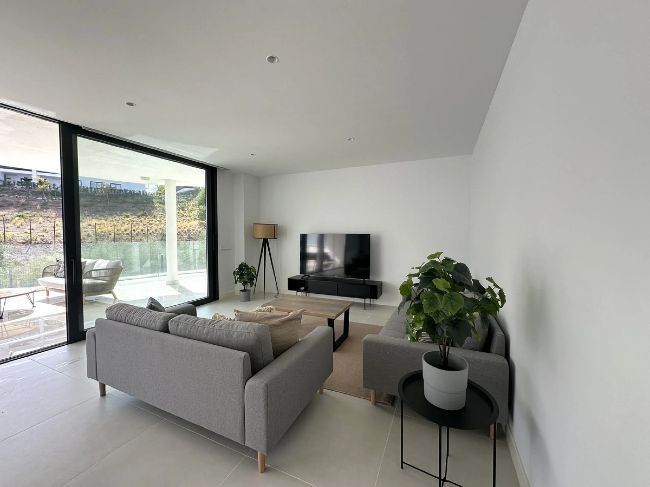 Welcome to this exclusive apartment in the highly sought-after La Reserva del Higuerón – a home that perfectly combines modern design with high comfort.