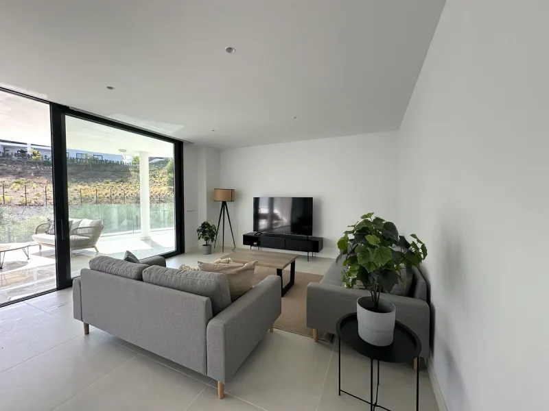 Welcome to this exclusive apartment in the highly sought-after La Reserva del Higuerón – a home that perfectly combines modern design with high comfort.