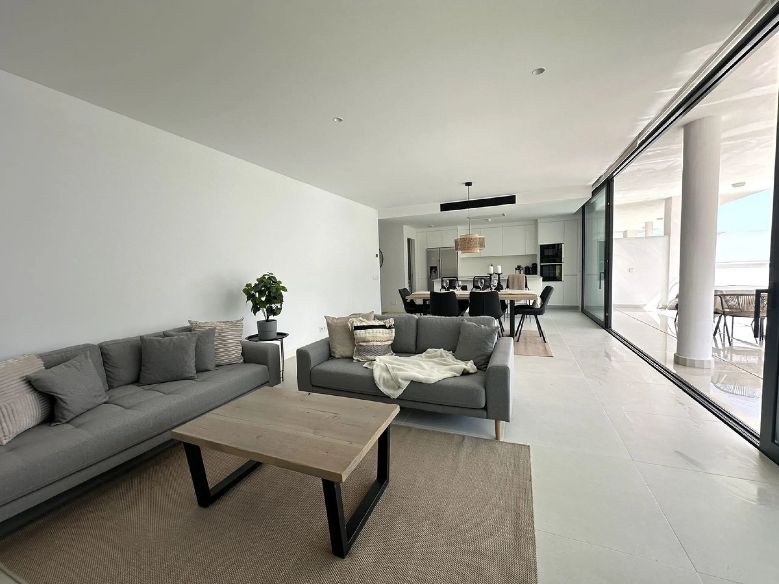 Welcome to this exclusive apartment in the highly sought-after La Reserva del Higuerón – a home that perfectly combines modern design with high comfort.