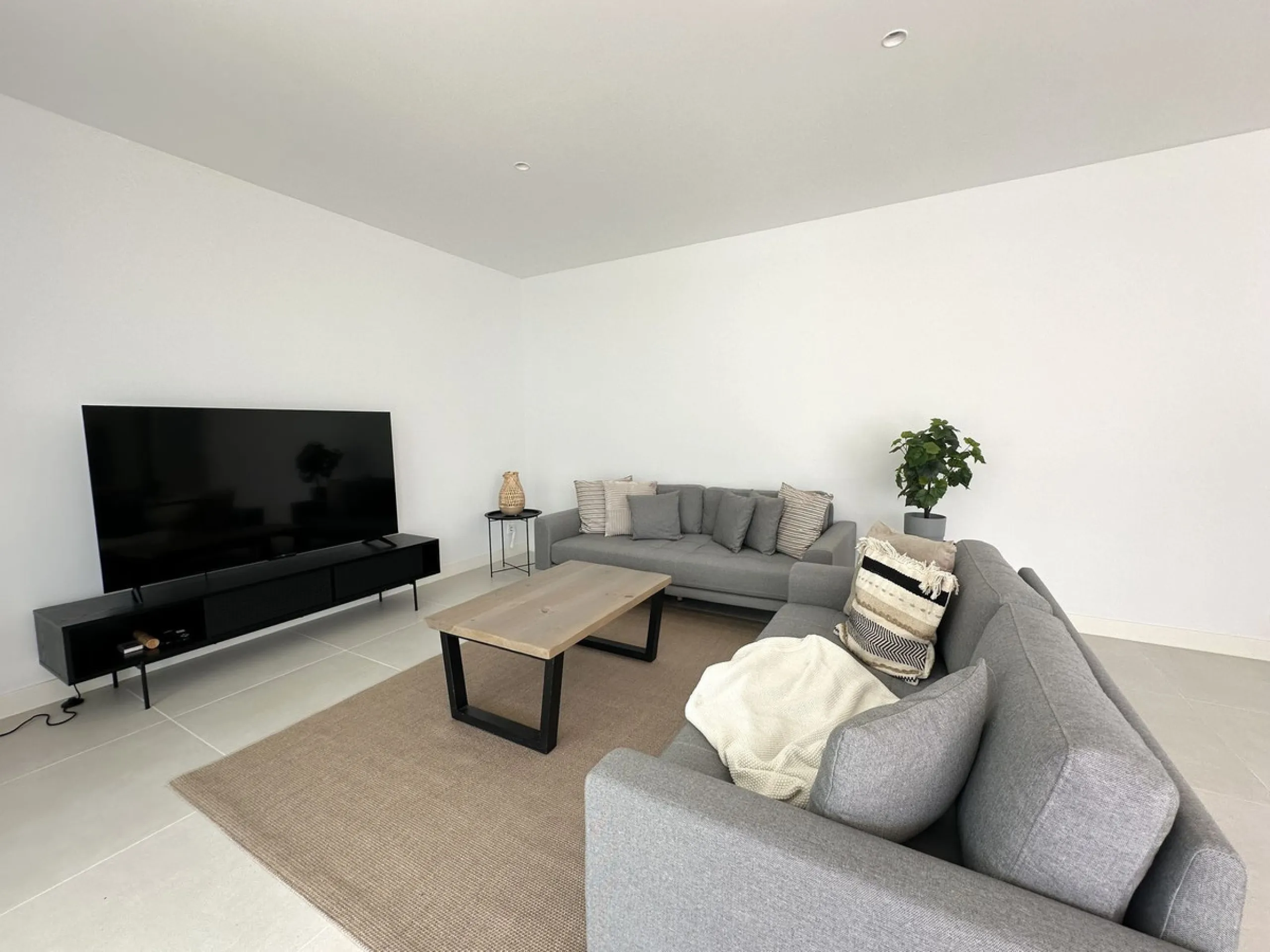 Welcome to this exclusive apartment in the highly sought-after La Reserva del Higuerón – a home that perfectly combines modern design with high comfort.