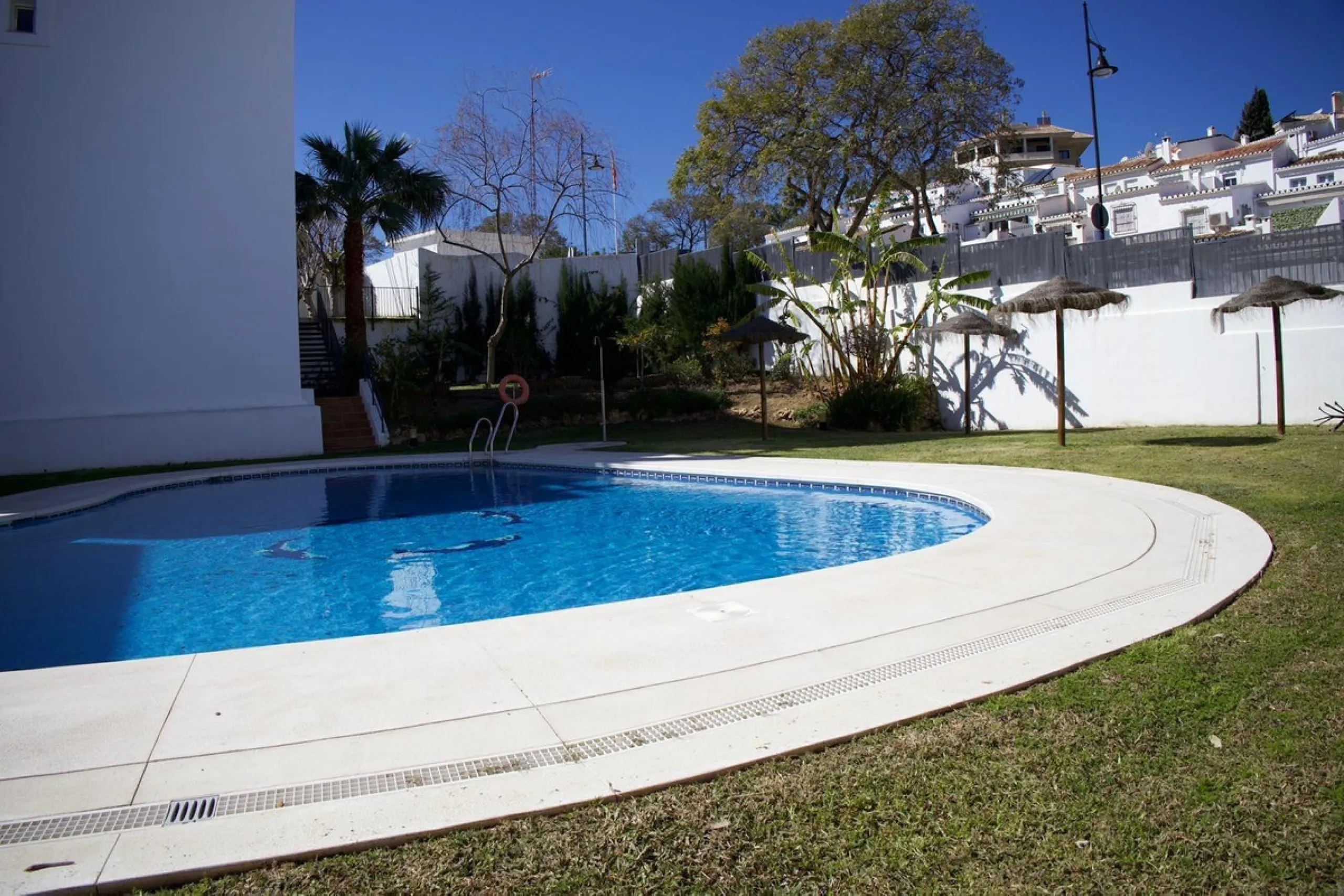 Located in the lower part of Torreblanca, one of the most highly valued areas of the Costa del Sol for its convenience and proximity to the sea, very close to the beach and without hills, this spectacular townhouse combines residential privacy with walkin