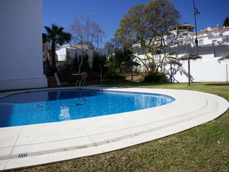 Located in the lower part of Torreblanca, one of the most highly valued areas of the Costa del Sol for its convenience and proximity to the sea, very close to the beach and without hills, this spectacular townhouse combines residential privacy with walkin