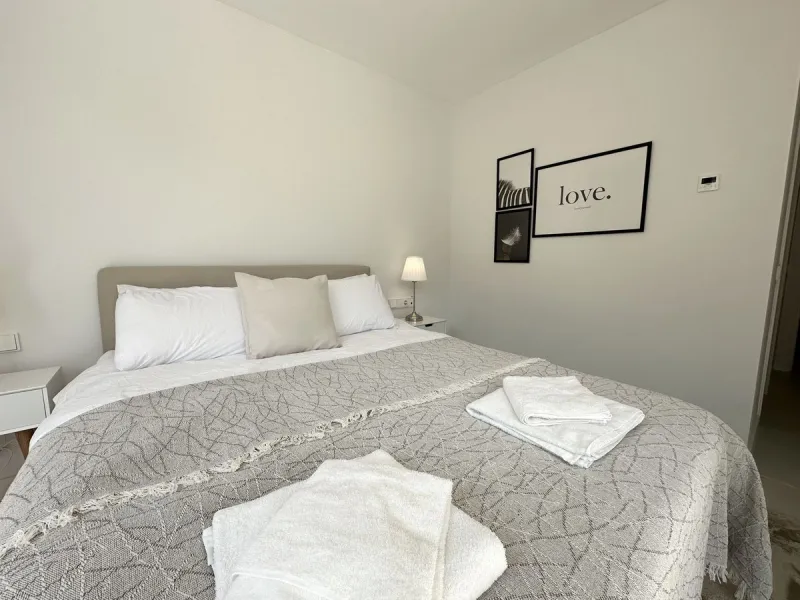 Welcome to this exclusive apartment in the highly sought-after La Reserva del Higuerón – a home that perfectly combines modern design with high comfort.