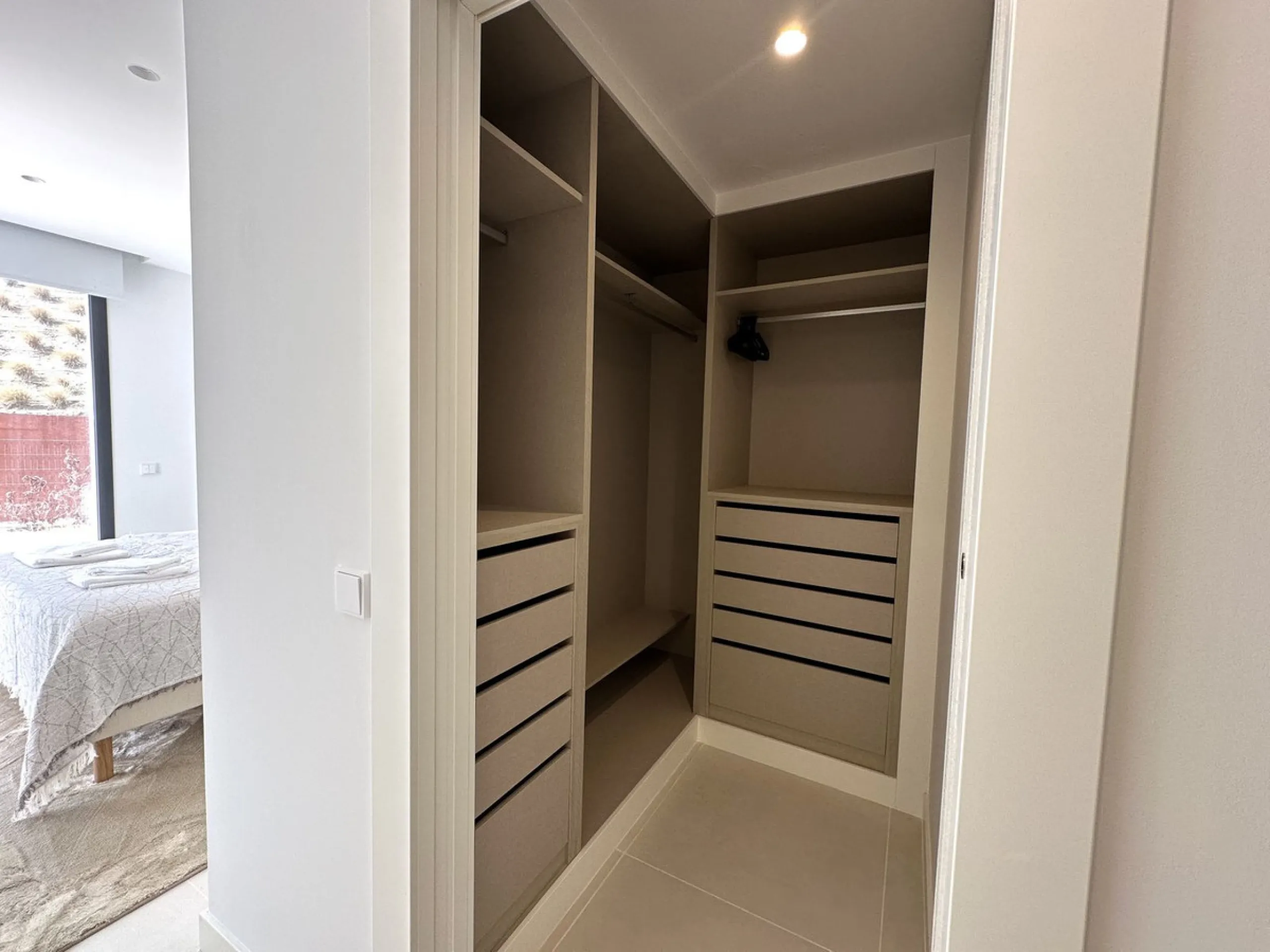 Welcome to this exclusive apartment in the highly sought-after La Reserva del Higuerón – a home that perfectly combines modern design with high comfort.