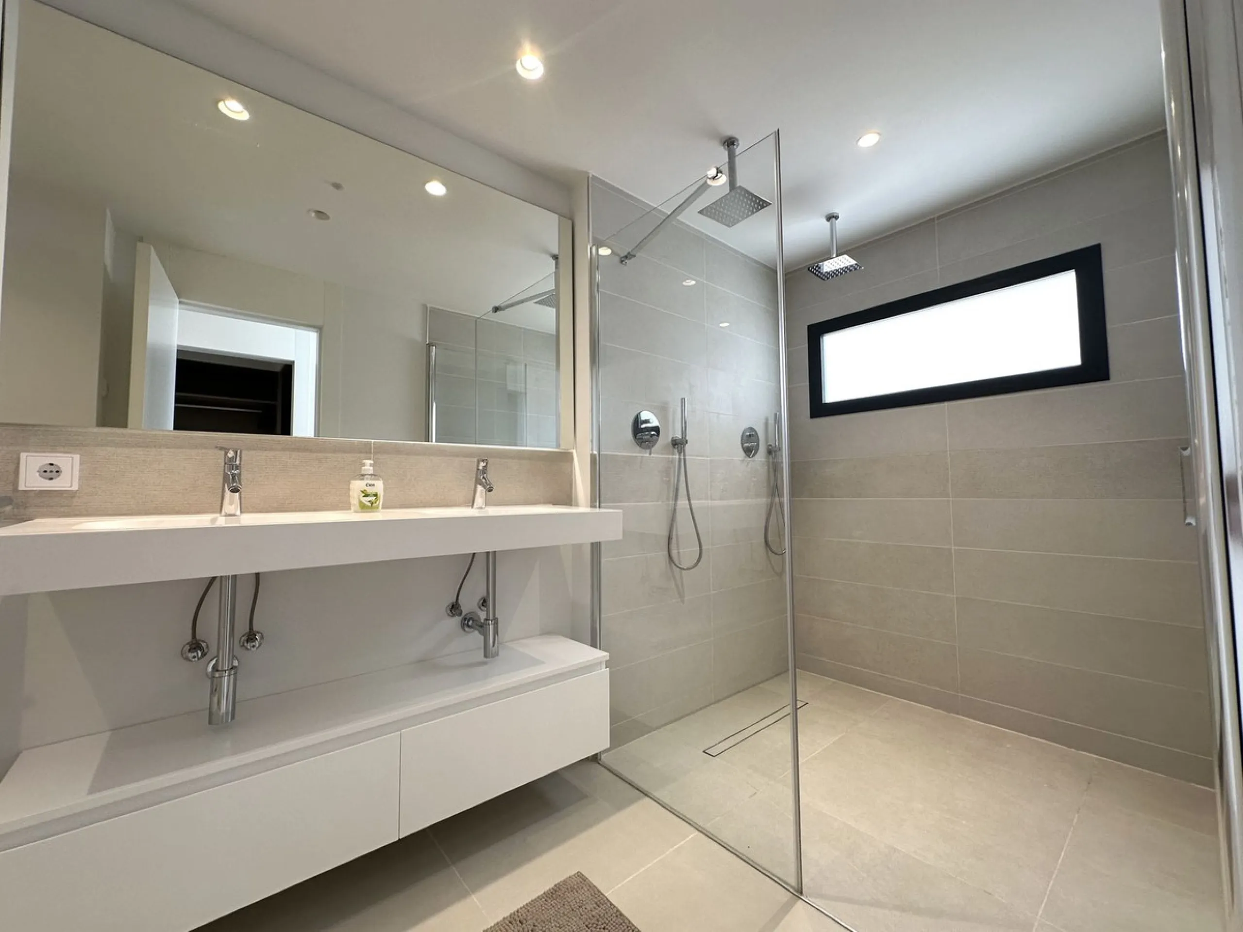 Welcome to this exclusive apartment in the highly sought-after La Reserva del Higuerón – a home that perfectly combines modern design with high comfort.