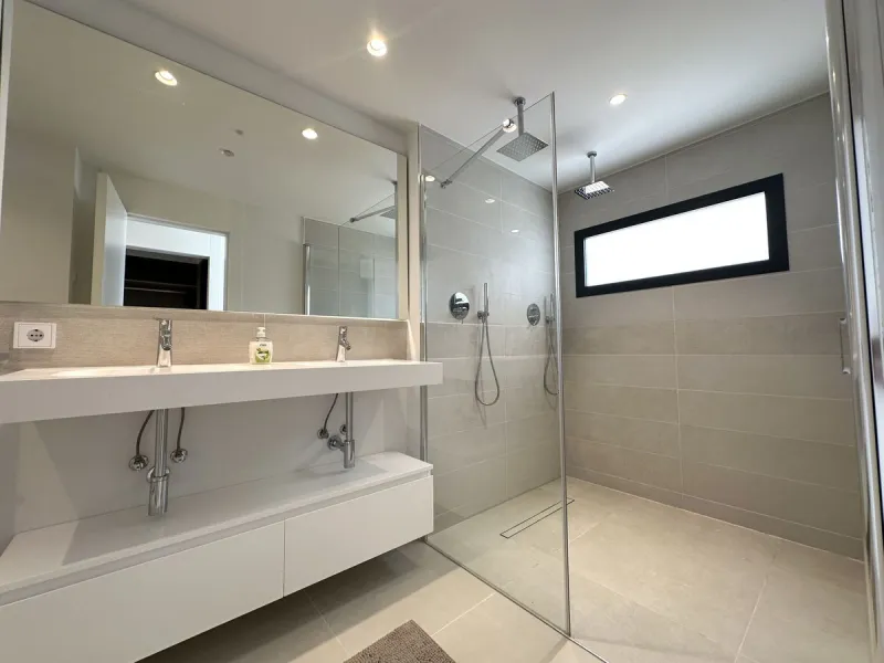 Welcome to this exclusive apartment in the highly sought-after La Reserva del Higuerón – a home that perfectly combines modern design with high comfort.